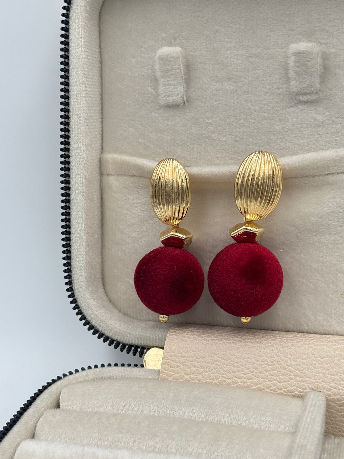 İTHAL BORDO KADİFE TOP DETAYLI GOLD KÜPE