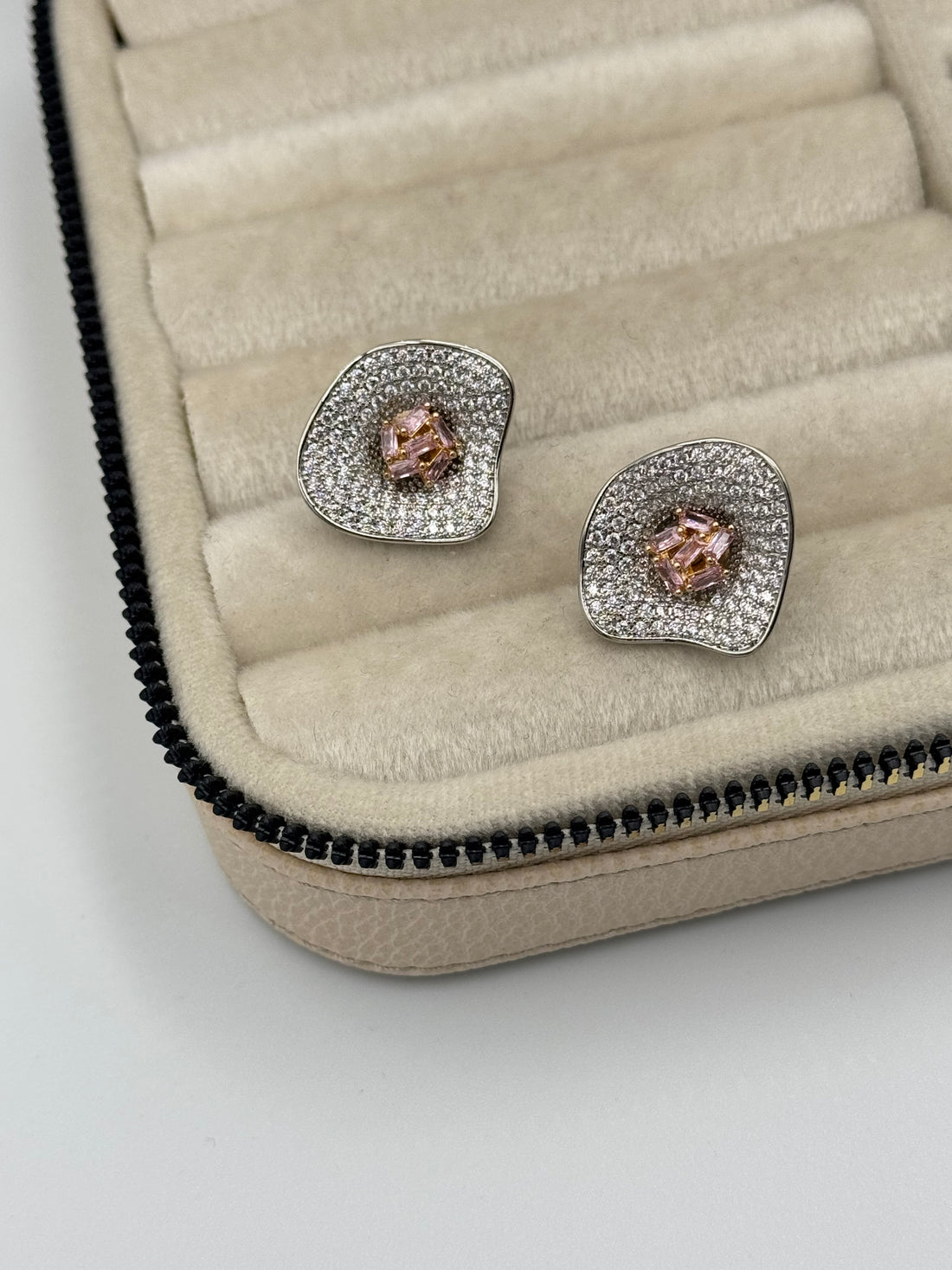 İTHAL TAŞ DETAYLI SİLVER KÜPE