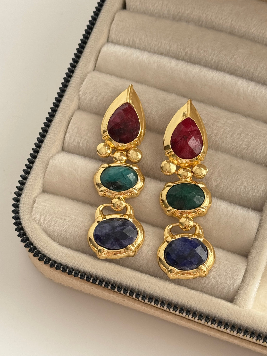 RENKLİ DOĞAL TAŞLI ALTIN KAPLAMA KÜPE