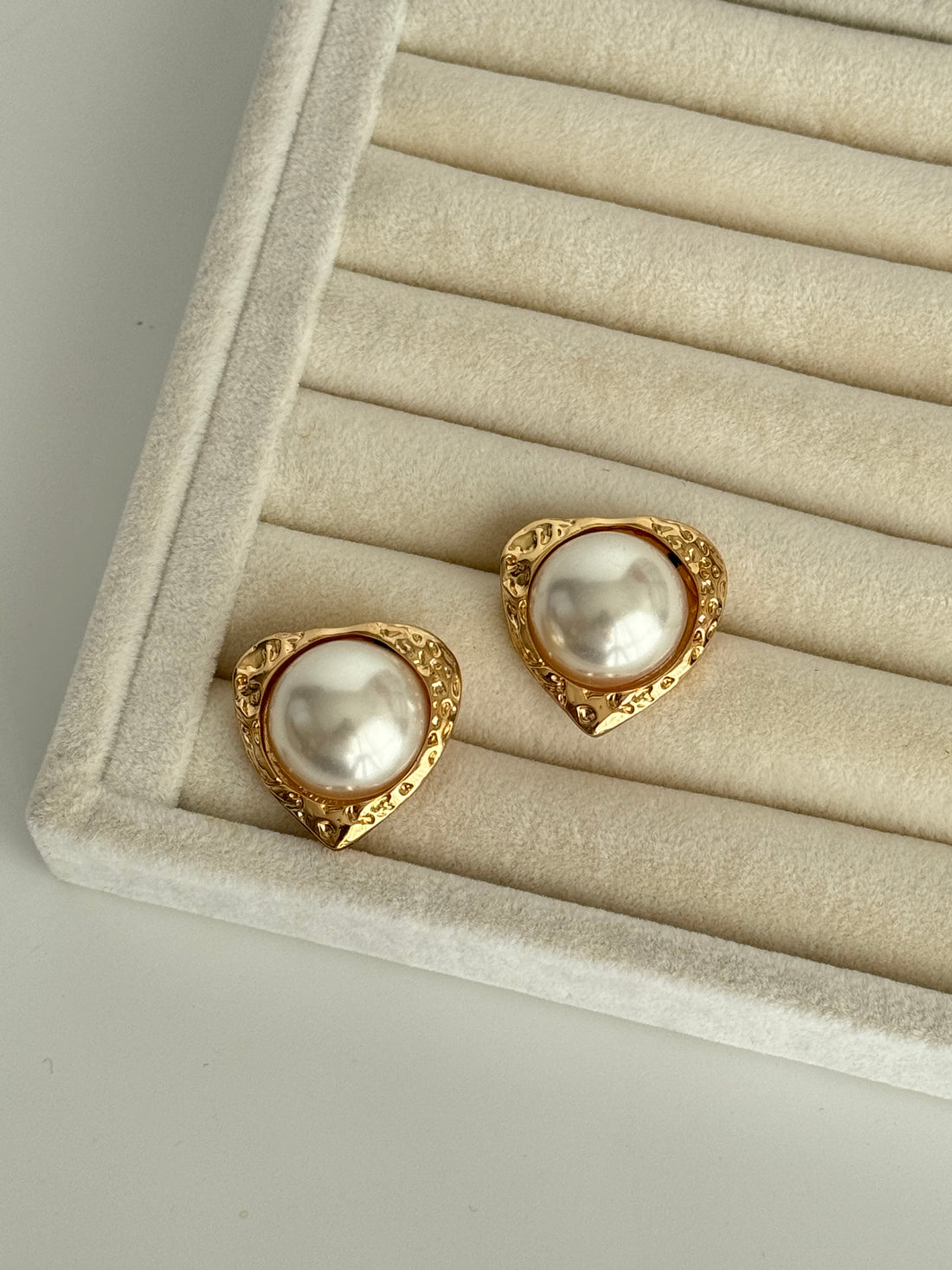 İTHAL İNCİ DETAYLI KALP MODEL GOLD KÜPE