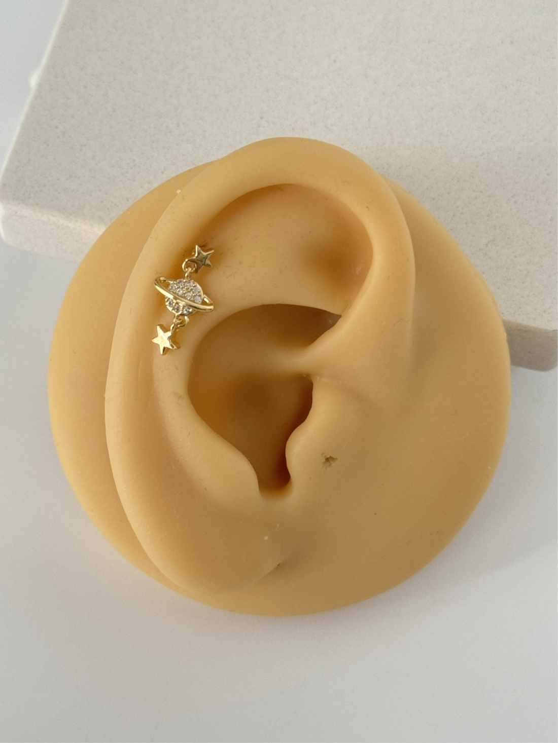 YILDIZ DETAYLI GEZEGEN TRAGUS PİERCİNG