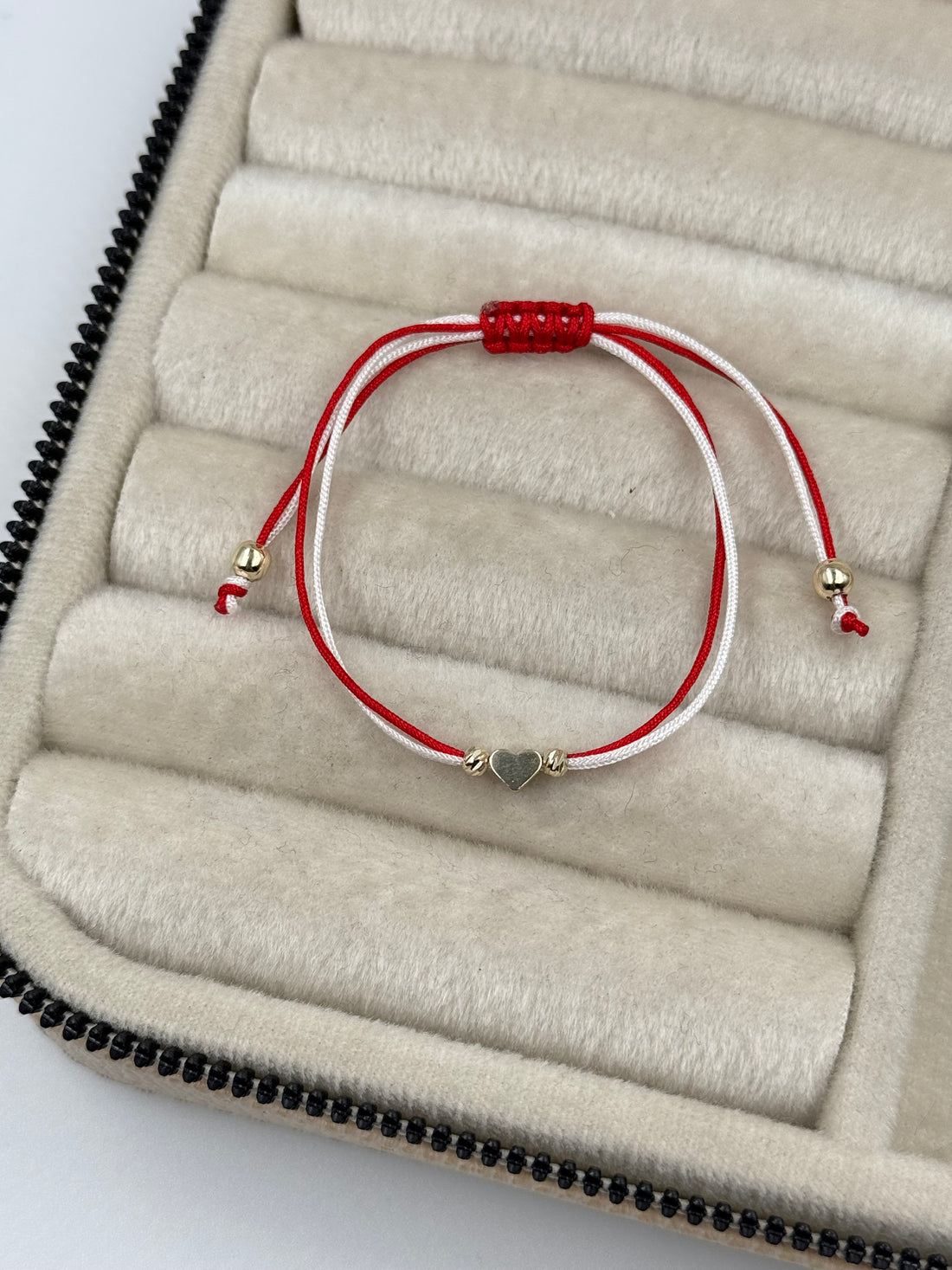 İTHAL KALP DETAYLI KIRMIZI BEYAZ İPLİ AYARLANABİLİR BİLEKLİK