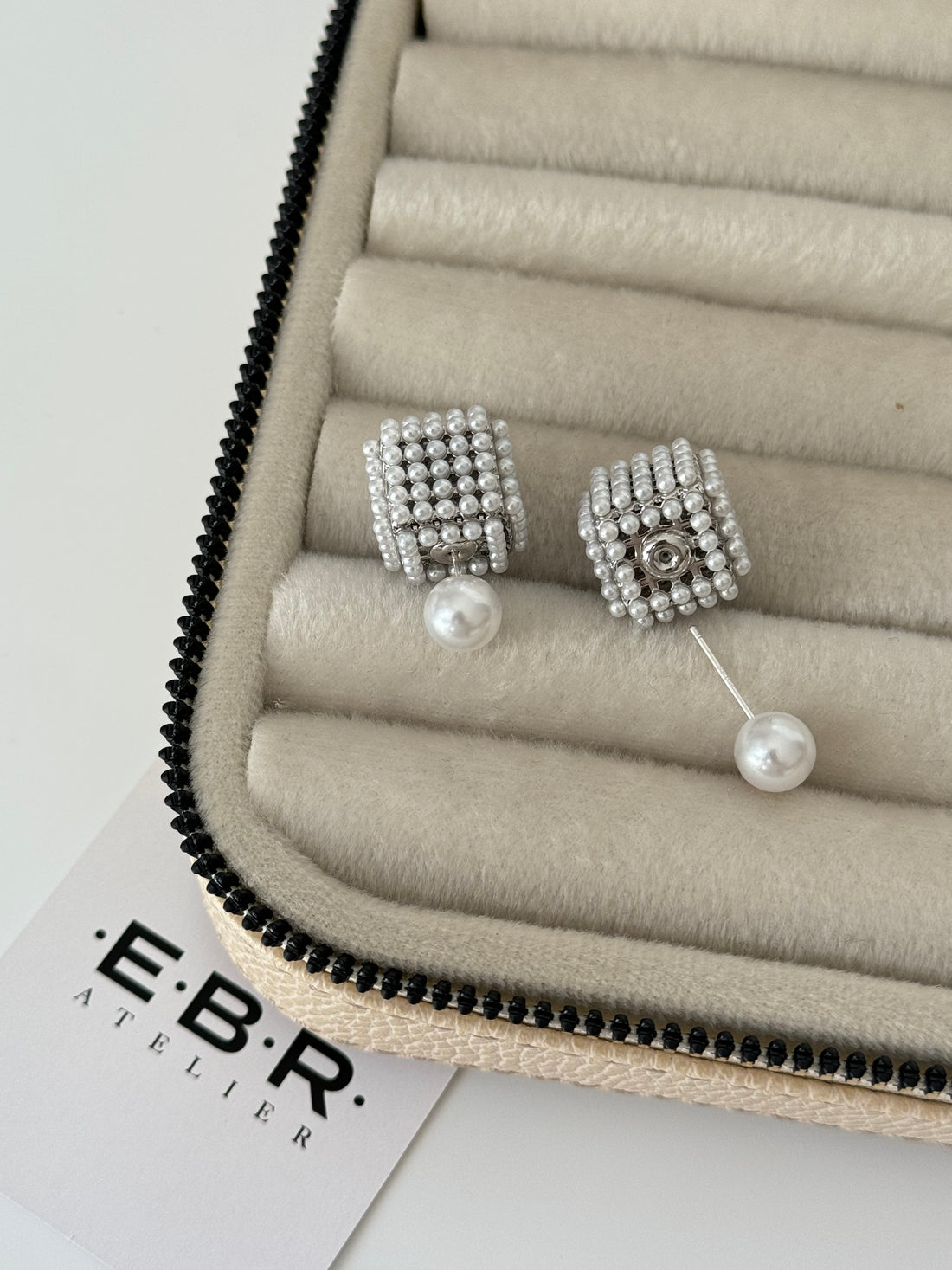 İTHAL MARKA MODEL KÜP DETAYLI SİLVER KÜPE