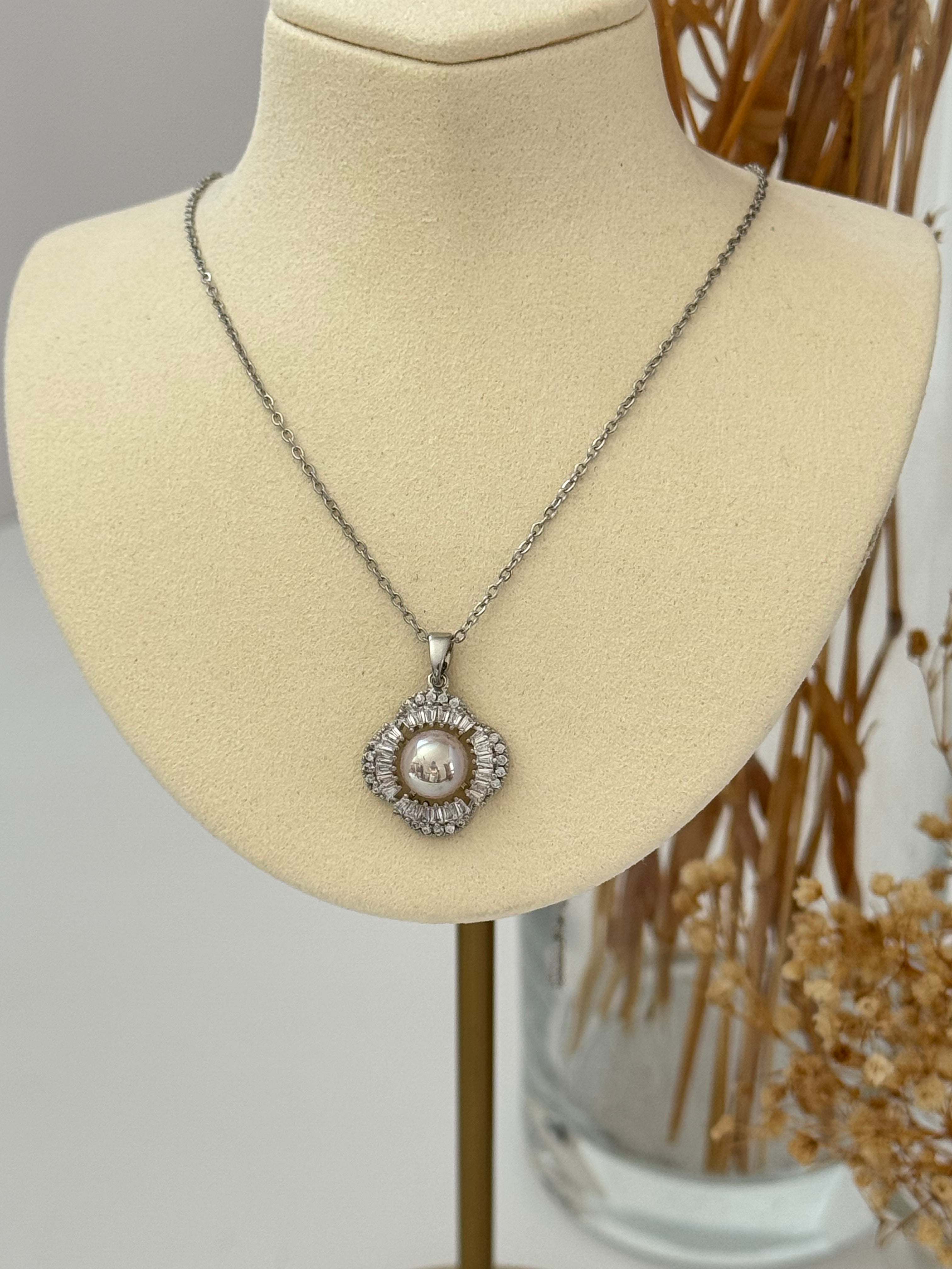 ÇİÇEK DETAYLI SİLVER ÇELİK KOLYE