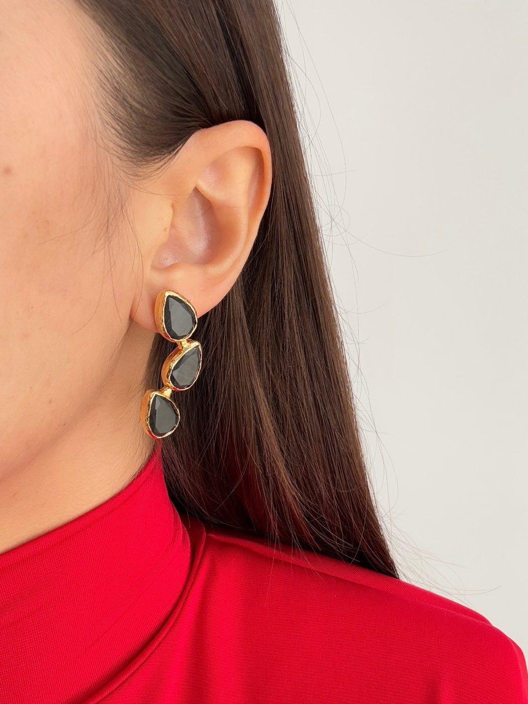 DOĞAL TAŞ DETAYLI DAMLA MODEL SİYAH ALTIN KAPLAMA KÜPE