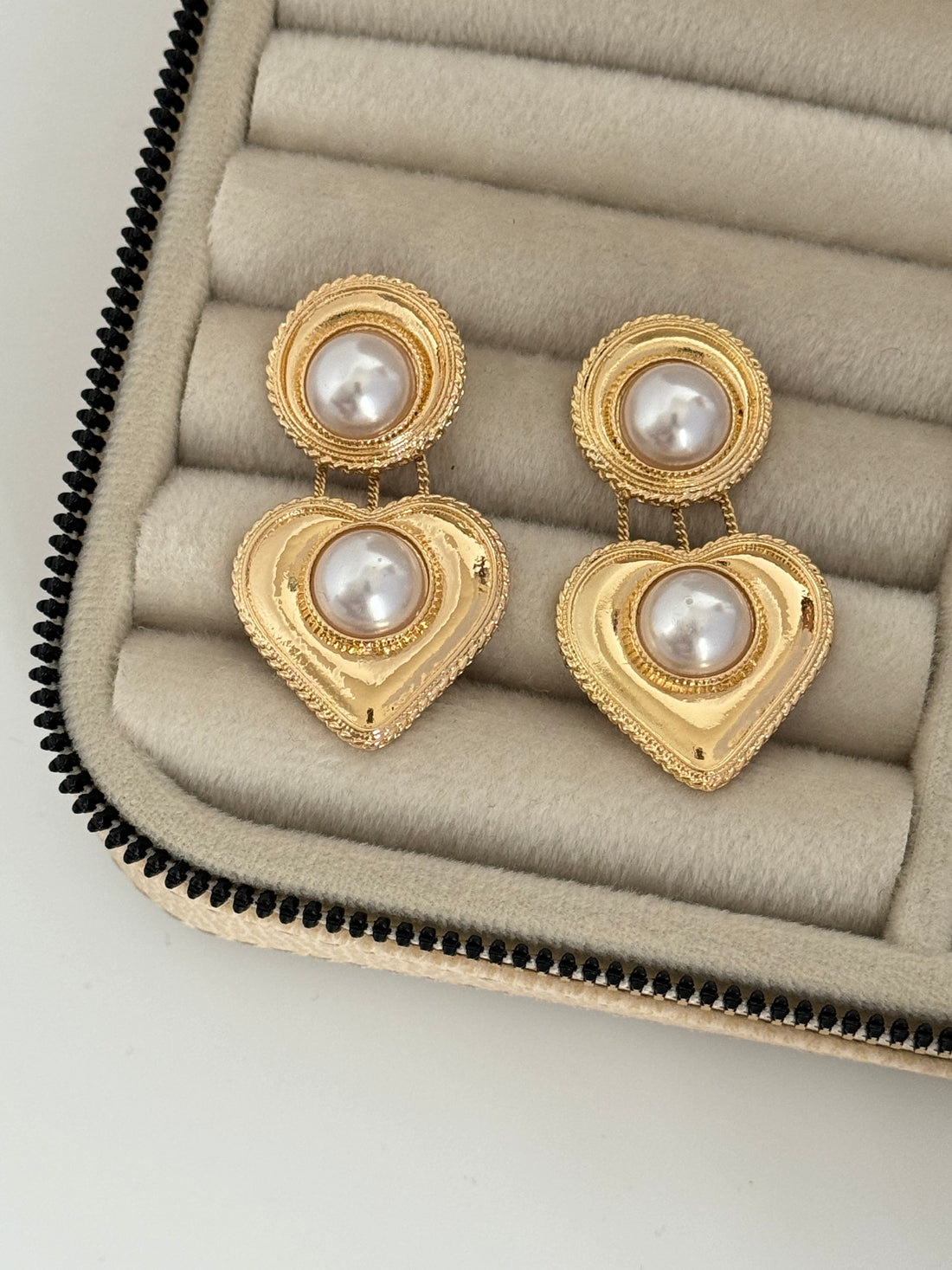 İTHAL İNCİ DETAYLI KALPLİ GOLD KÜPE