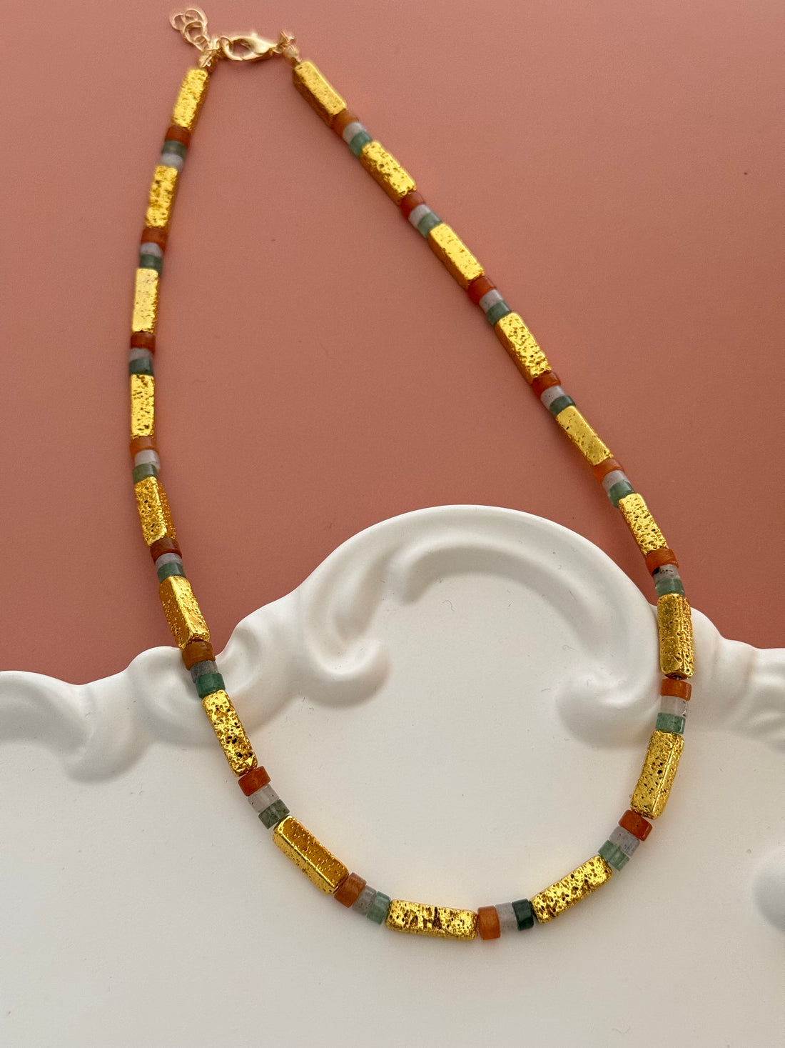 EVOA ALTIN KAPLAMA DETAYLI DOĞAL TAŞLI KOLYE