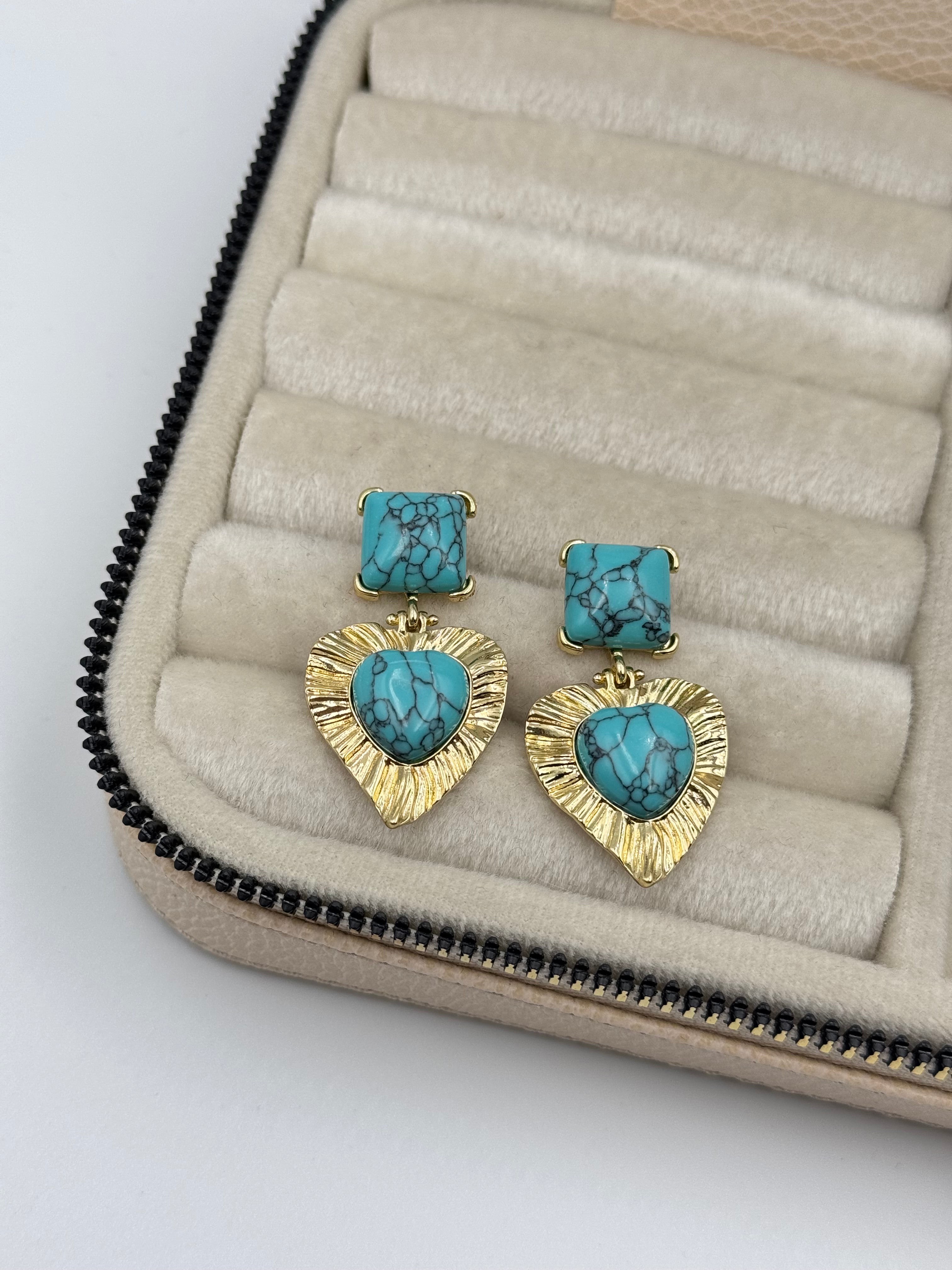 İTHAL KALP DETAYLI FİRUZE TAŞ GÖRÜNÜMLÜ KÜPE