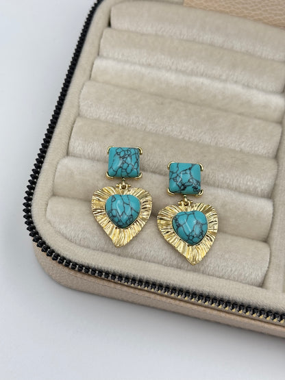 İTHAL KALP DETAYLI FİRUZE TAŞ GÖRÜNÜMLÜ KÜPE