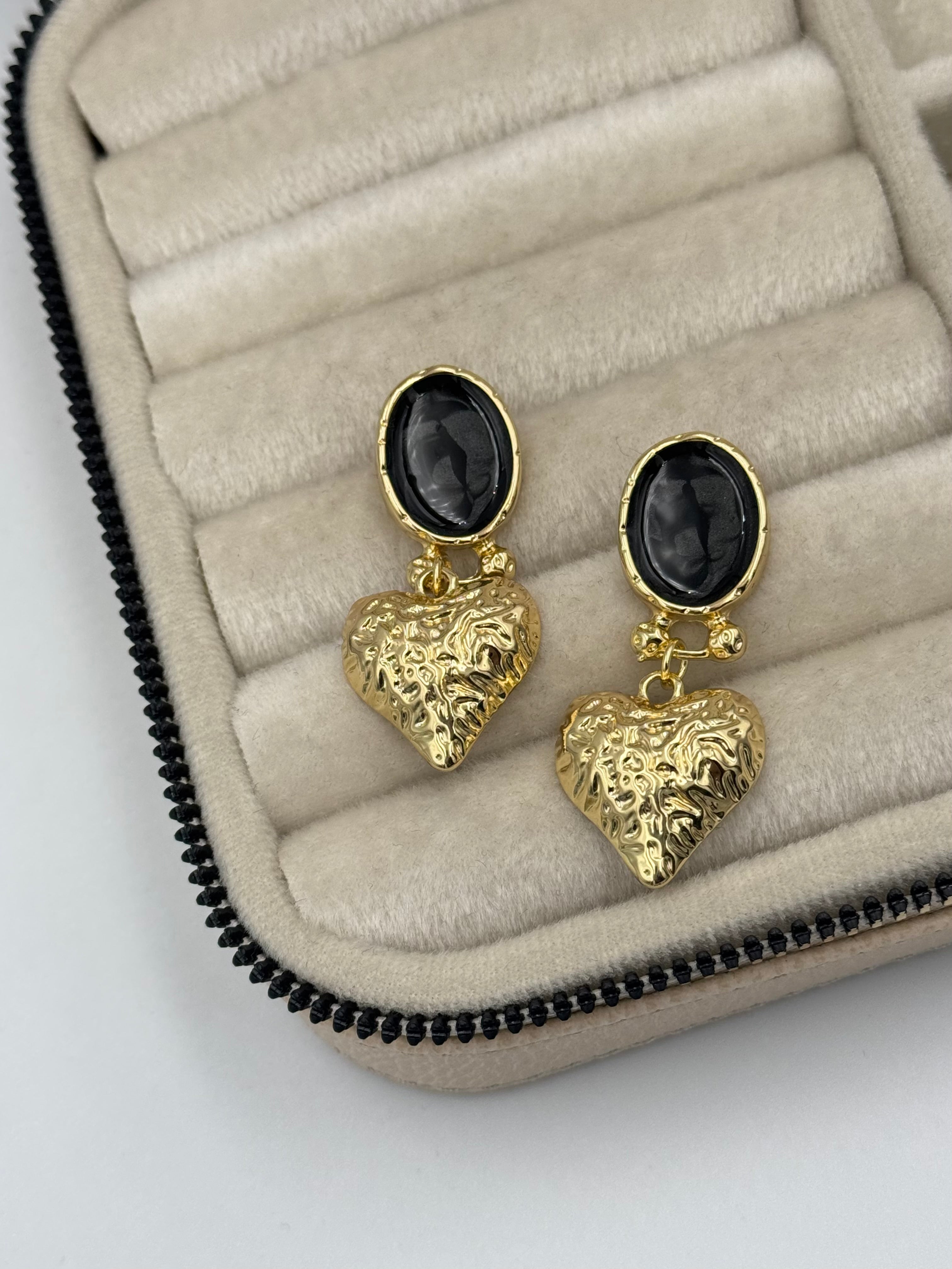 İTHAL KALP DETAYLI SİYAH MİNELİ GOLD KÜPE