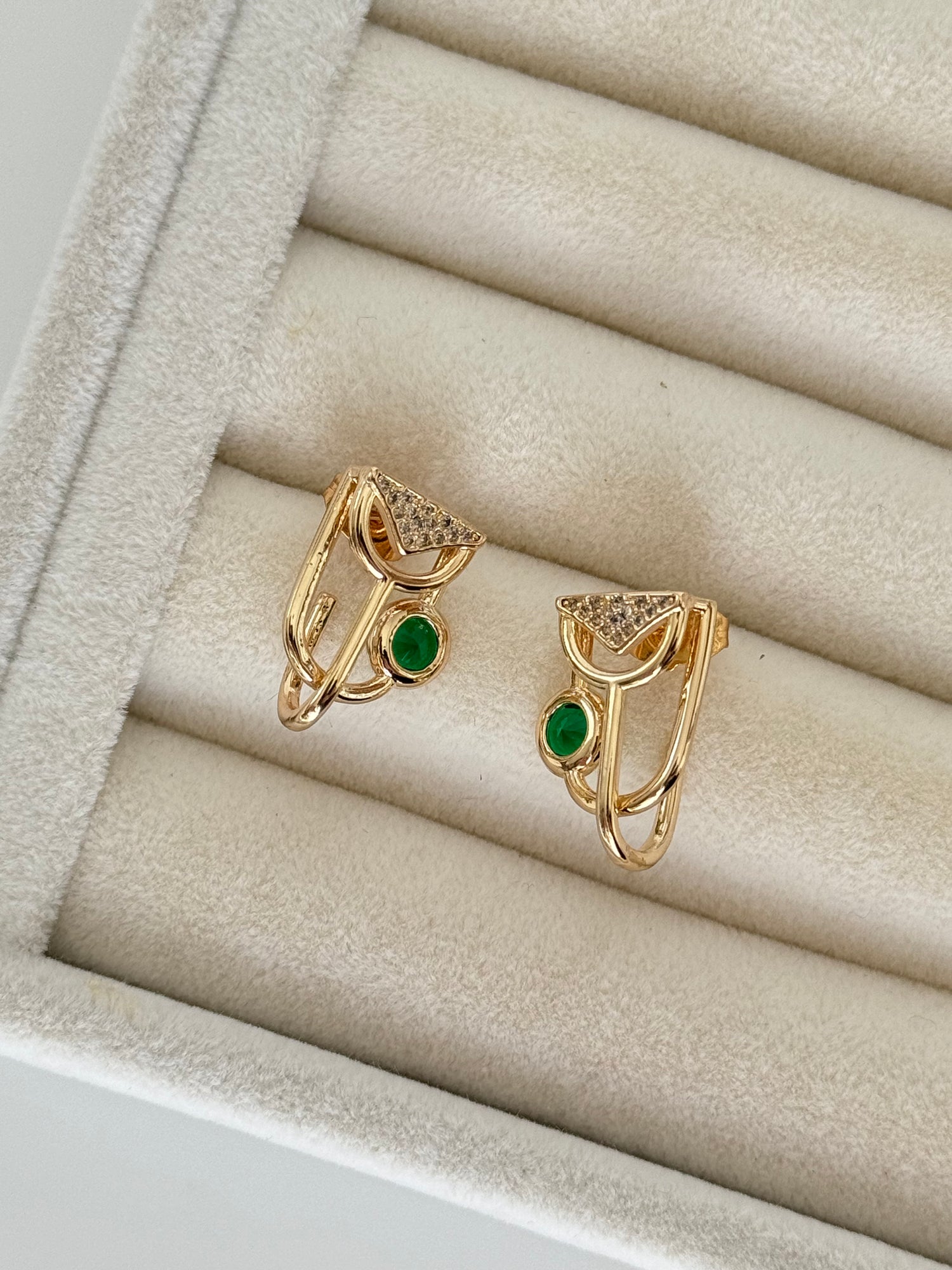 İTHAL YEŞİL TAŞ DETAYLI GOLD KÜPE