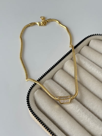 İTHAL TAŞ DETAYLI GOLD KOLYE