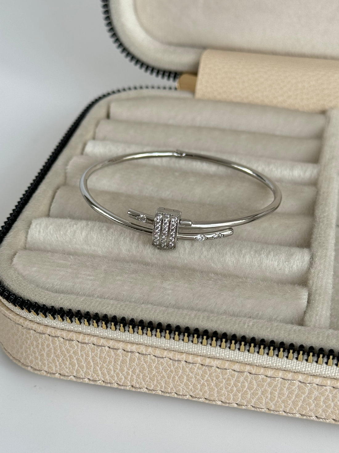 İTHAL TAŞ DETAYLI SİLVER KELEPÇE BİLEZİK BİLEKLİK