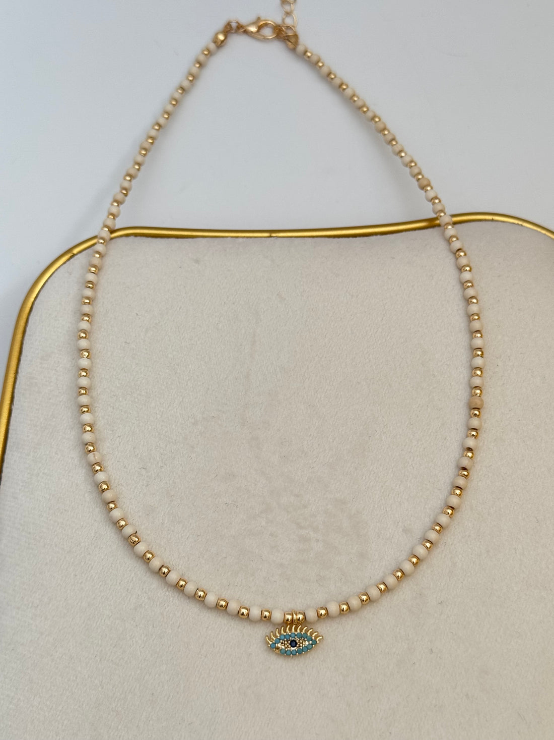 SUNA GÖZ MODEL KREM BONCUKLU ALTIN KAPLAMA DETAYLI KOLYE