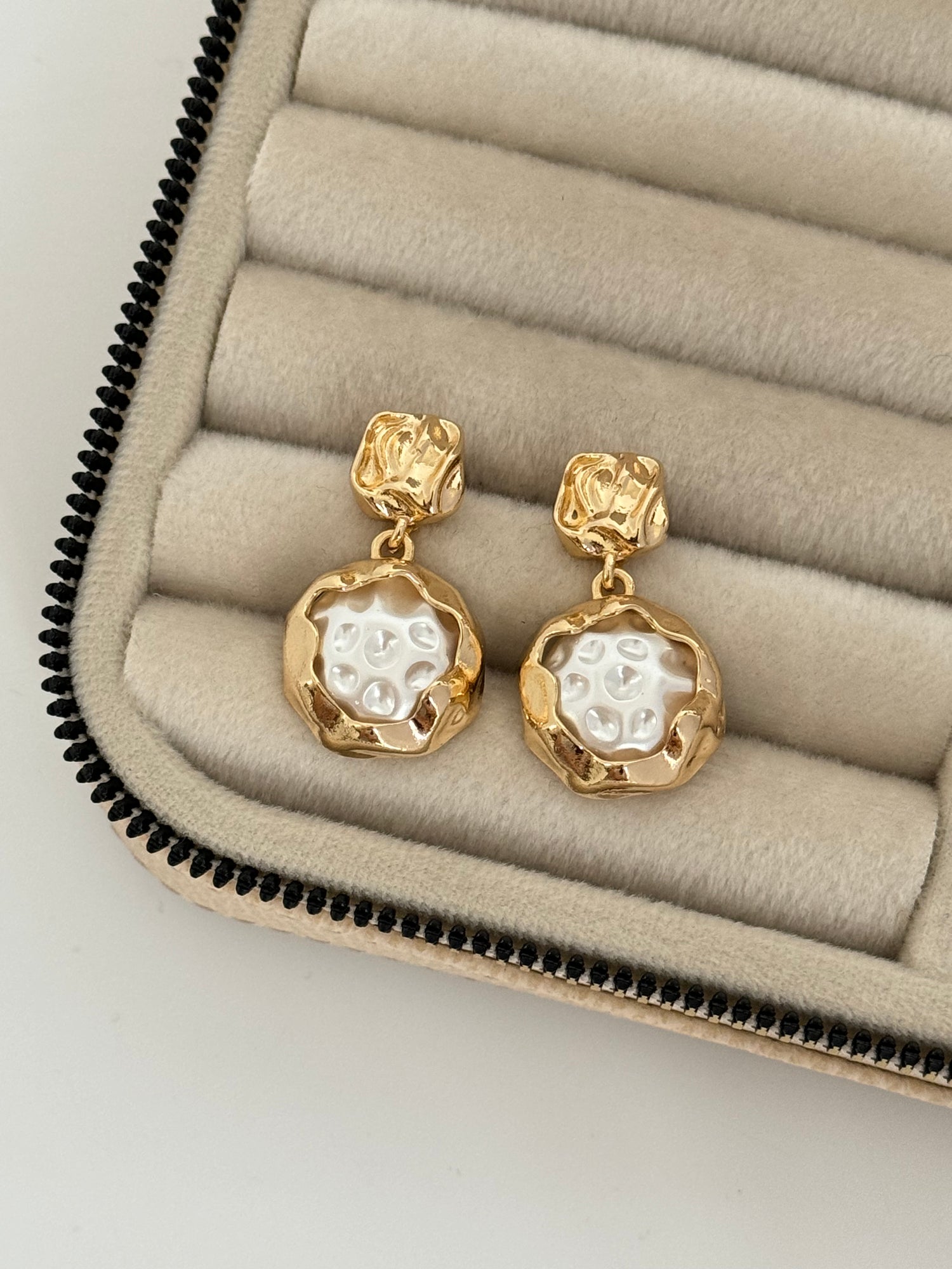 İTHAL İNCİ DETAYLI GOLD KÜPE