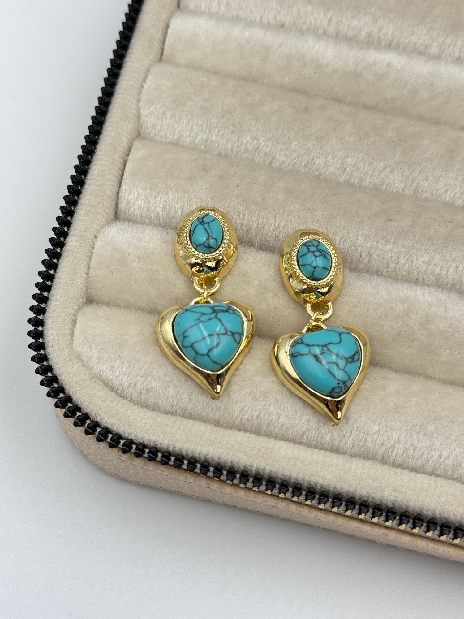 İTHAL KALP DETAYLI FİRUZE TAŞ GÖRÜNÜMLÜ KÜPE