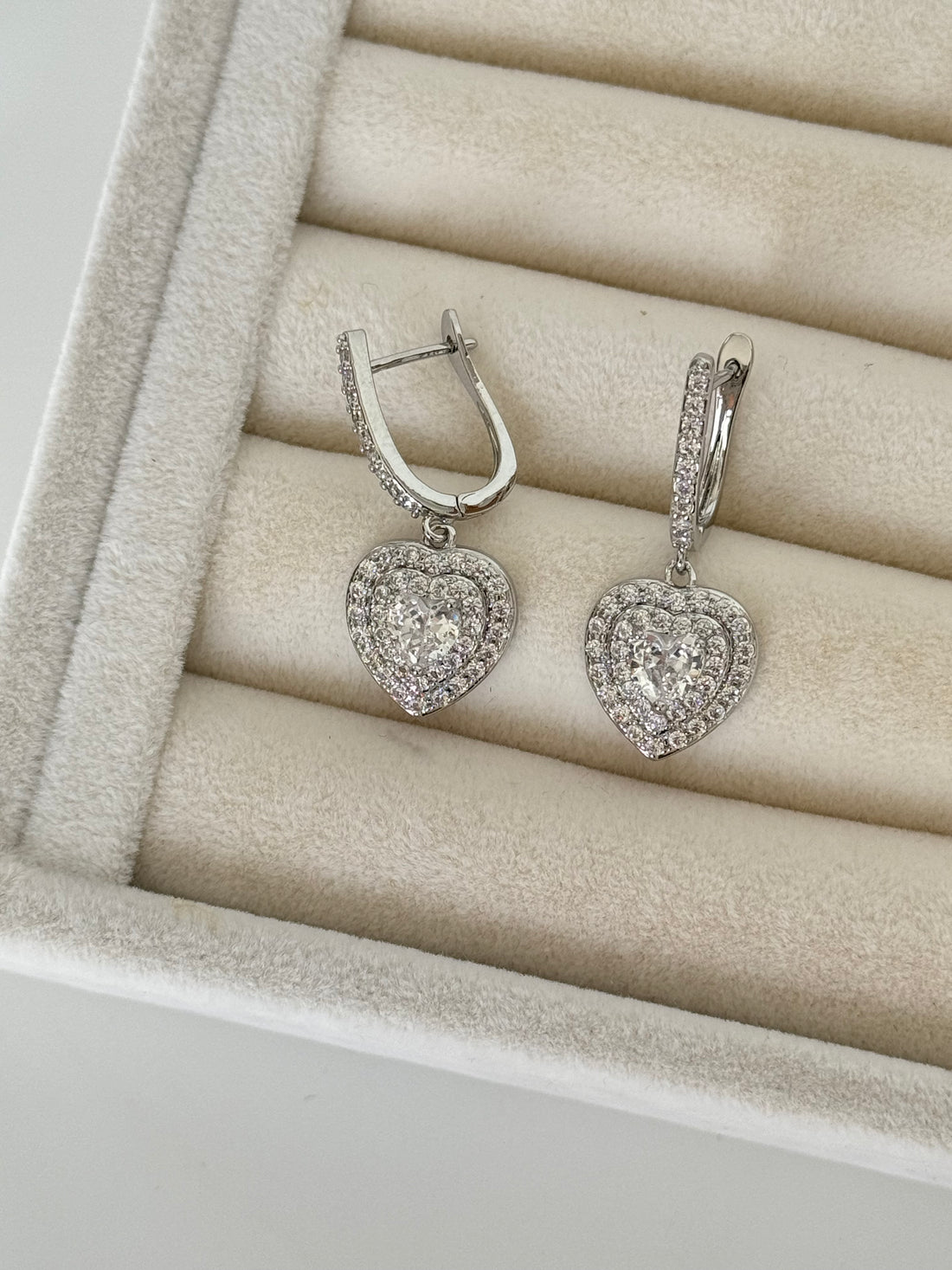 İTHAL KALP DETAYLI ZİRKON TAŞLI SİLVER KÜPE