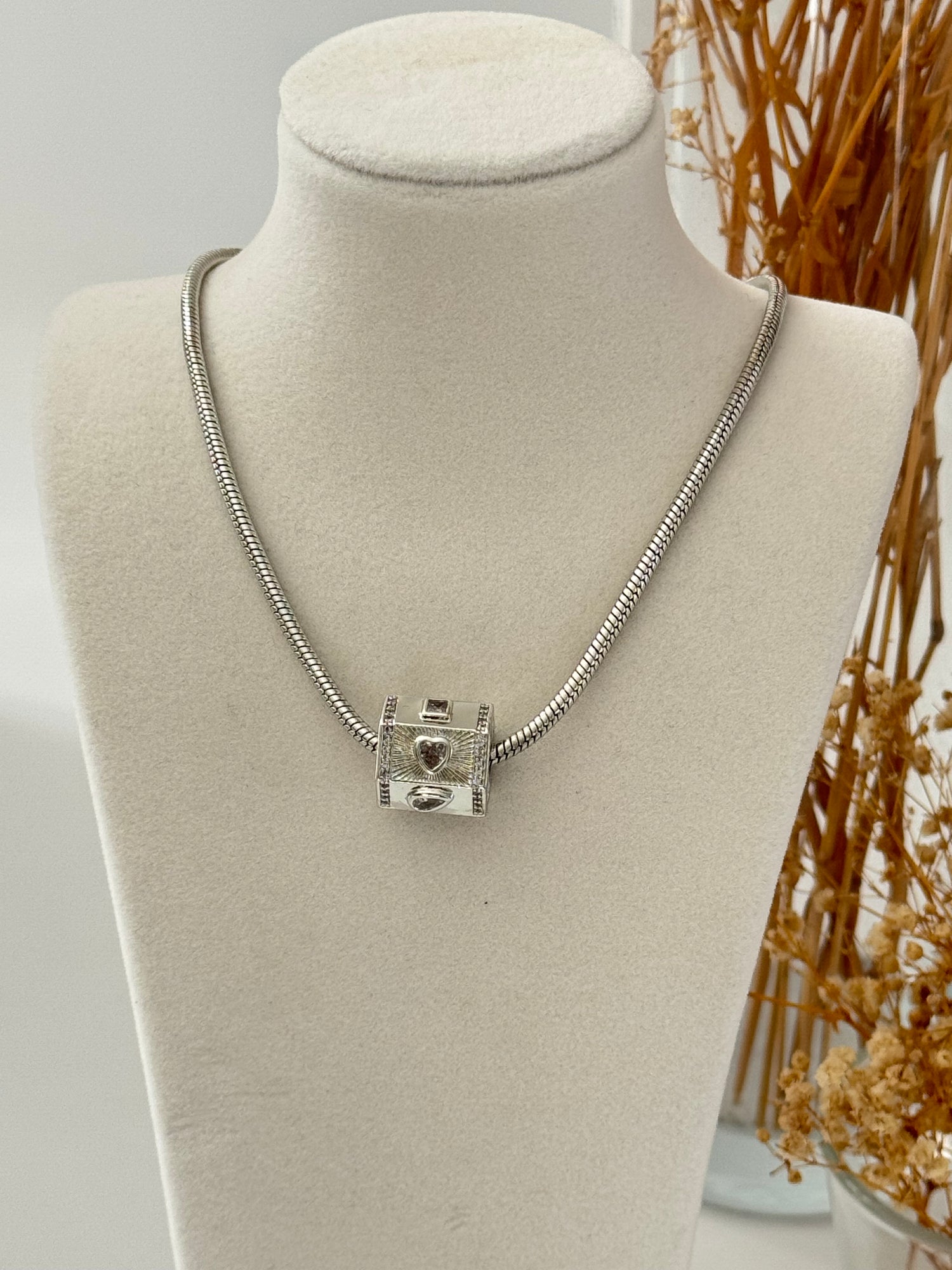 İTHAL DETAYLI SİLVER KOLYE