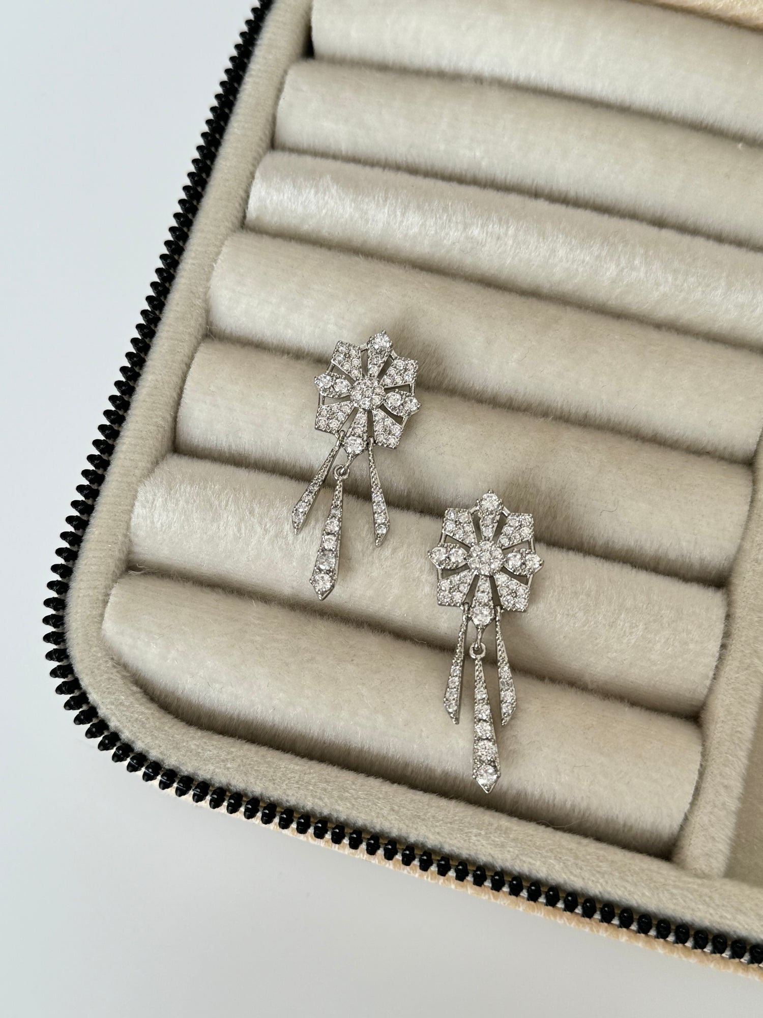 İTHAL MARKA MODEL TAŞLI SİLVER KÜPE