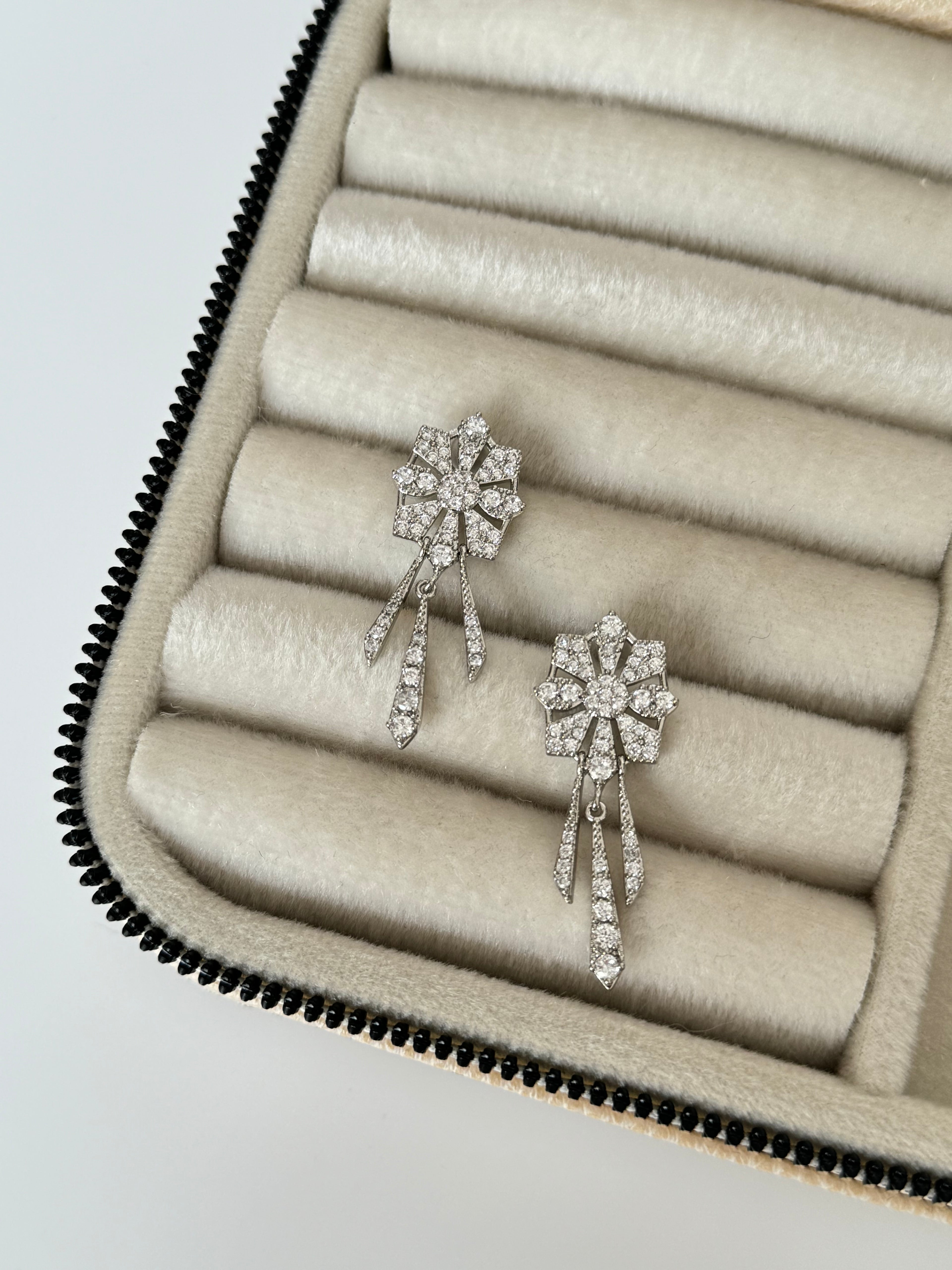 İTHAL MARKA MODEL TAŞLI SİLVER KÜPE