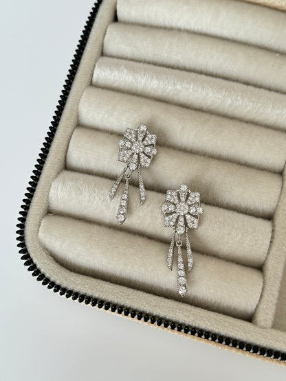 İTHAL MARKA MODEL TAŞLI SİLVER KÜPE