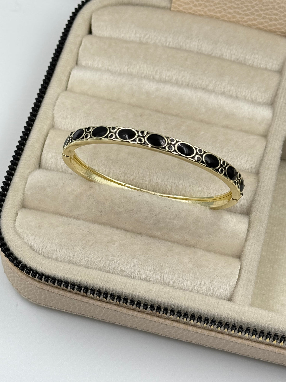 İTHAL SİYAH MİNELİ TAŞ DETAYLI GOLD KELEPÇE BİLEZİK