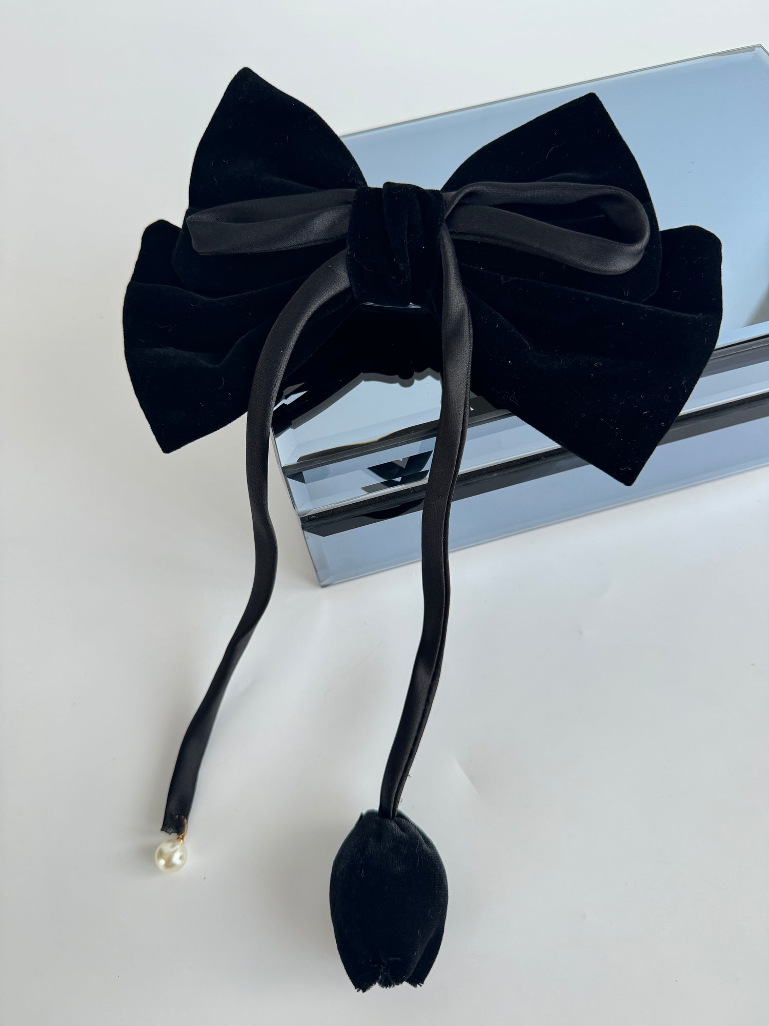 İTHAL TOMURCUK GÜL DETAYLI SİYAH FİYONKLU TOKA