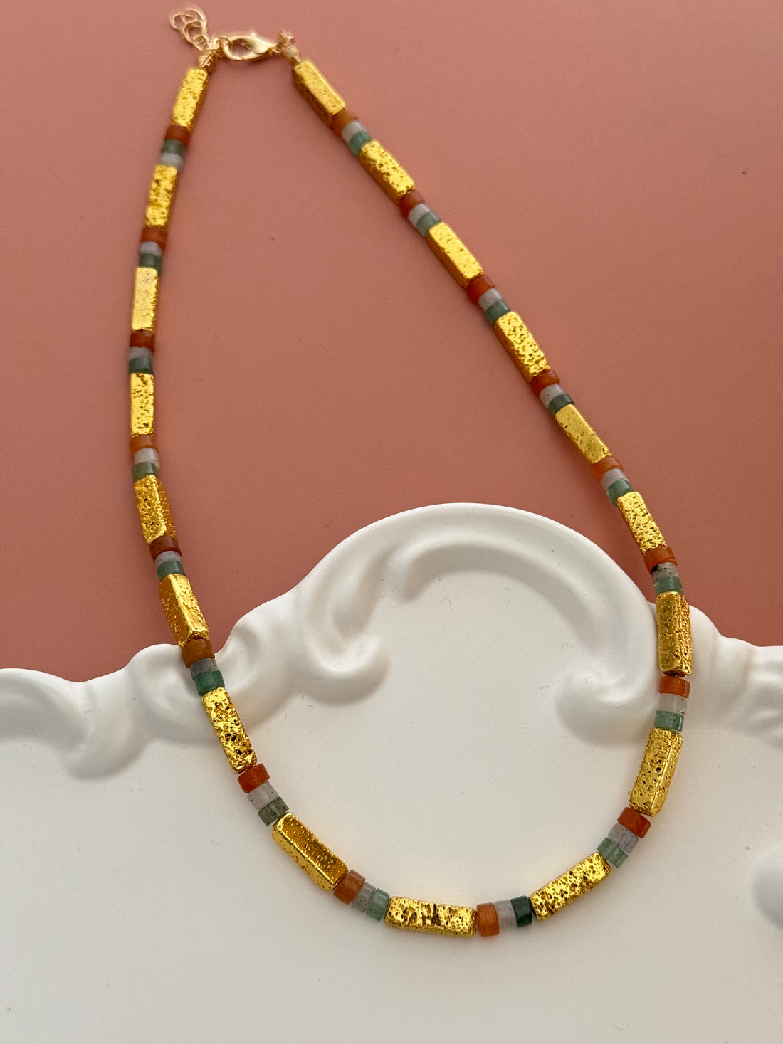 EVOA ALTIN KAPLAMA DETAYLI DOĞAL TAŞLI KOLYE