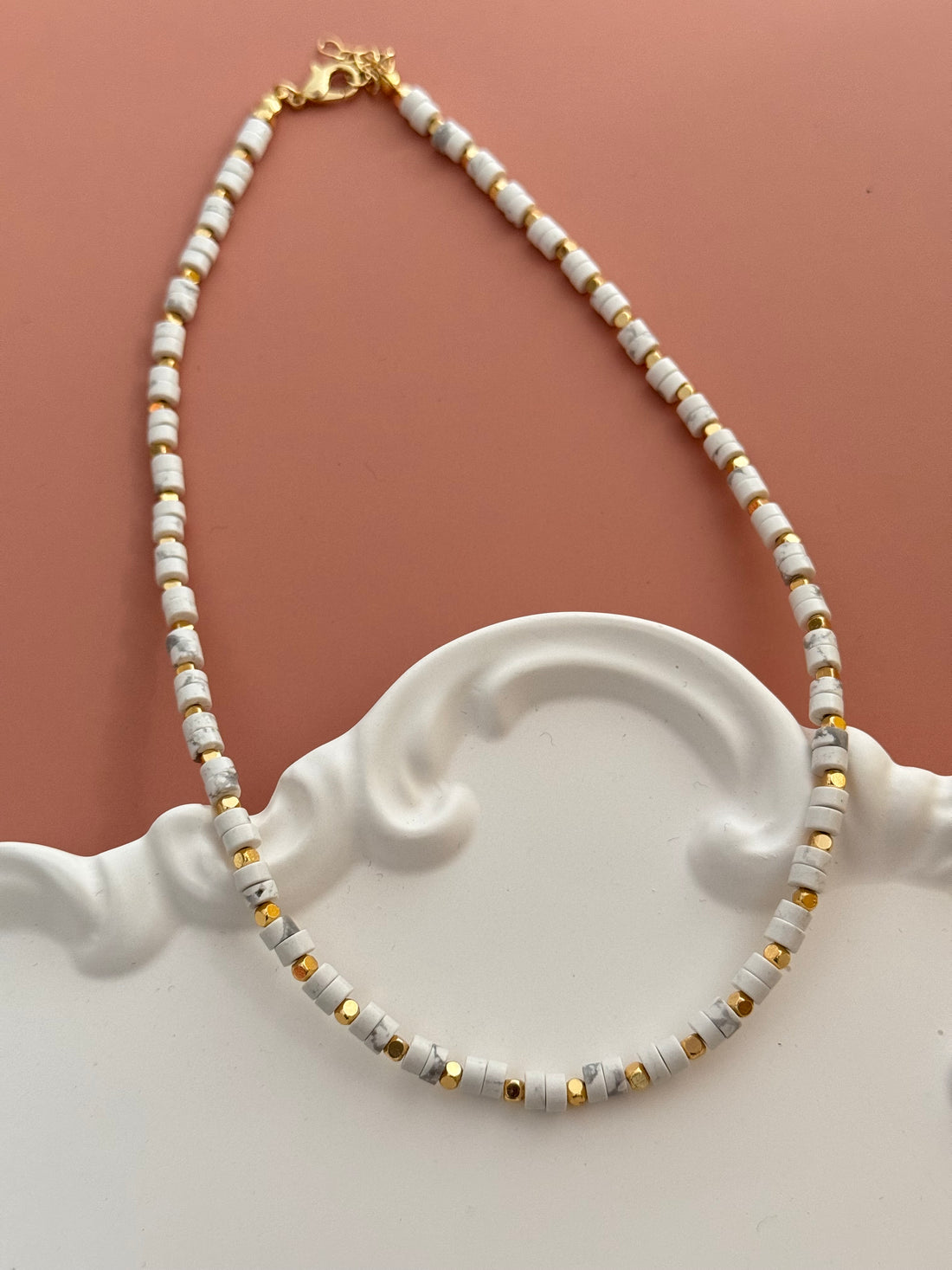 LITHA BEYAZ DOĞAL TAŞLI ALTIN KAPLAMA DETAYLI KOLYE