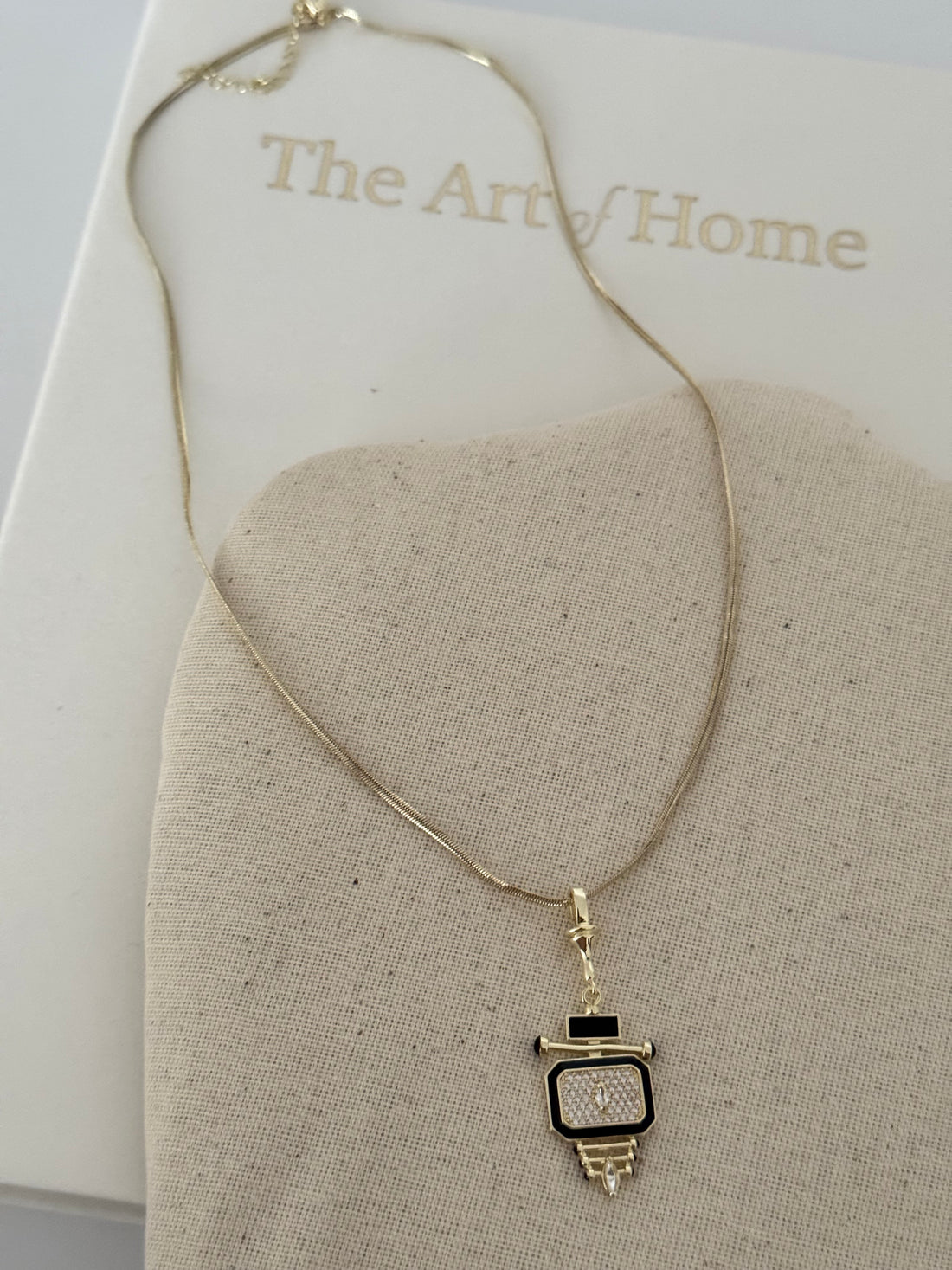 AVELİNE RETRO DETAYLI SİYAH MİNELİ GOLD KOLYE