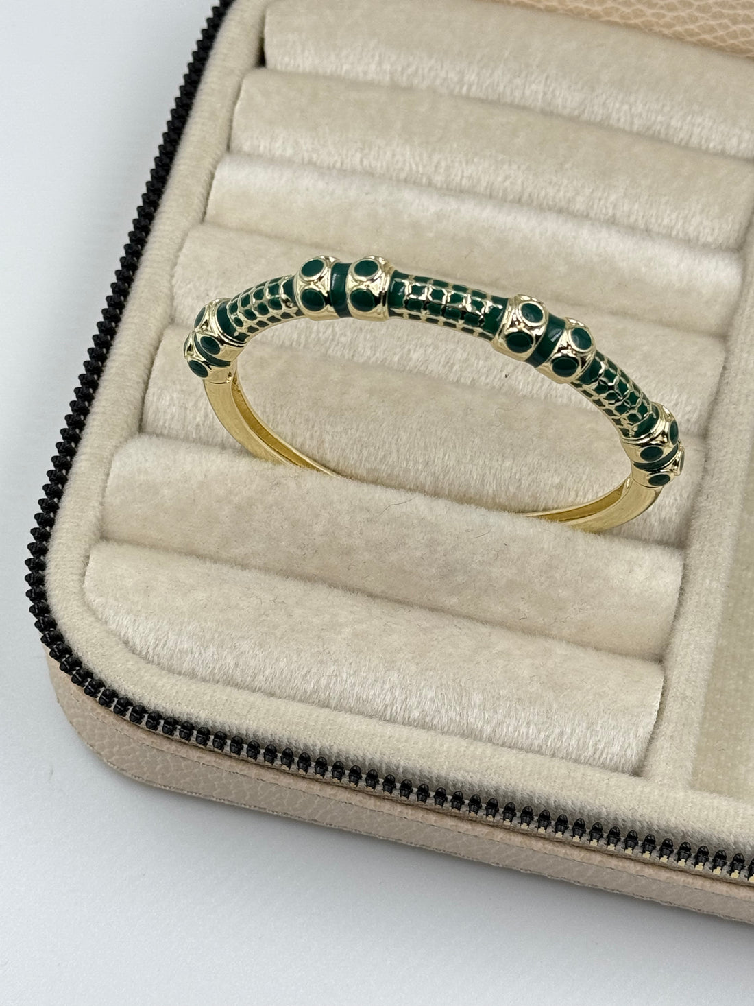 İTHAL YEŞİL MİNELİ TAŞ DETAYLI GOLD KELEPÇE BİLEZİK