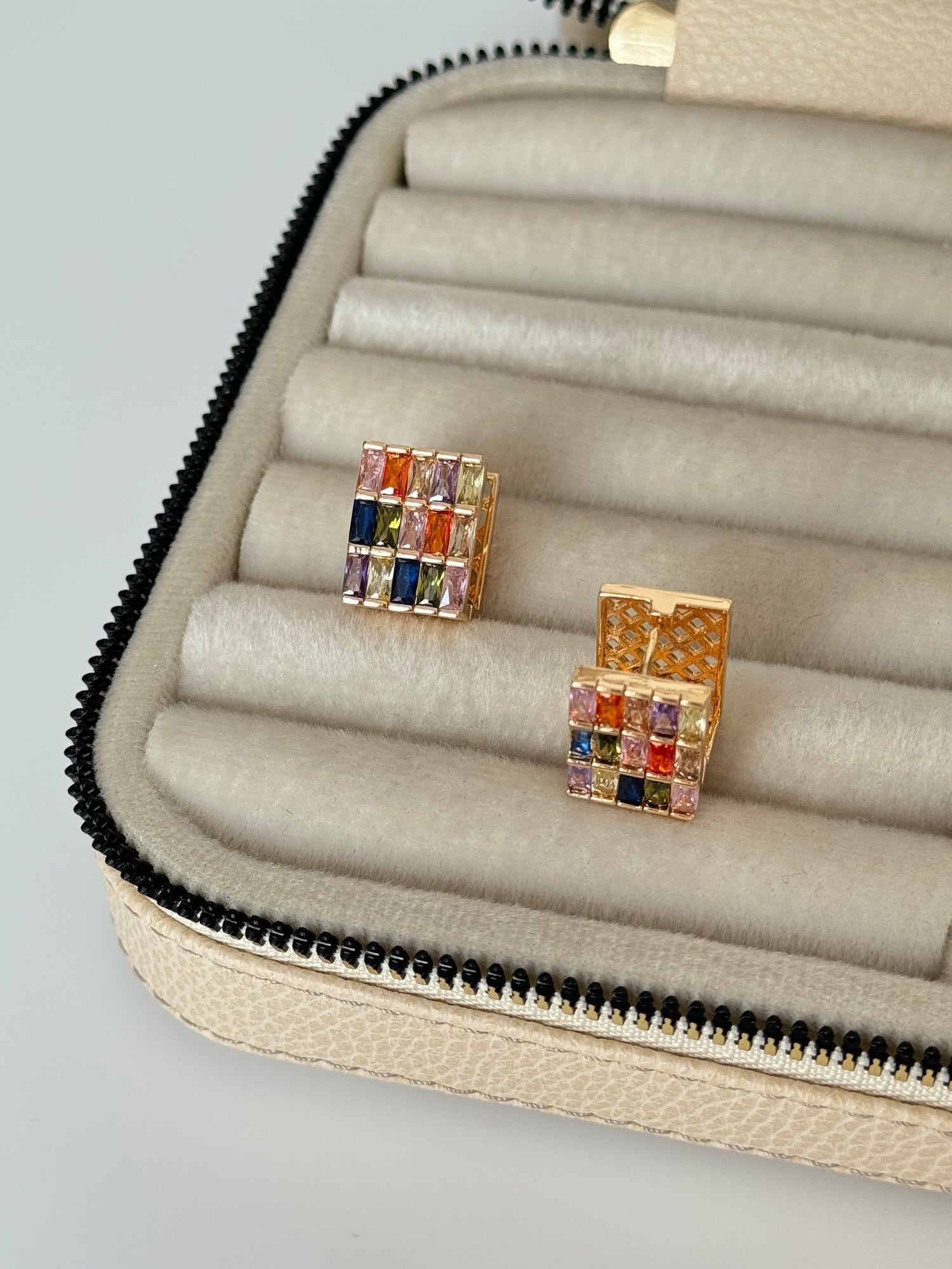 İTHAL RENKLİ TAŞLI GOLD KÜP KÜPE