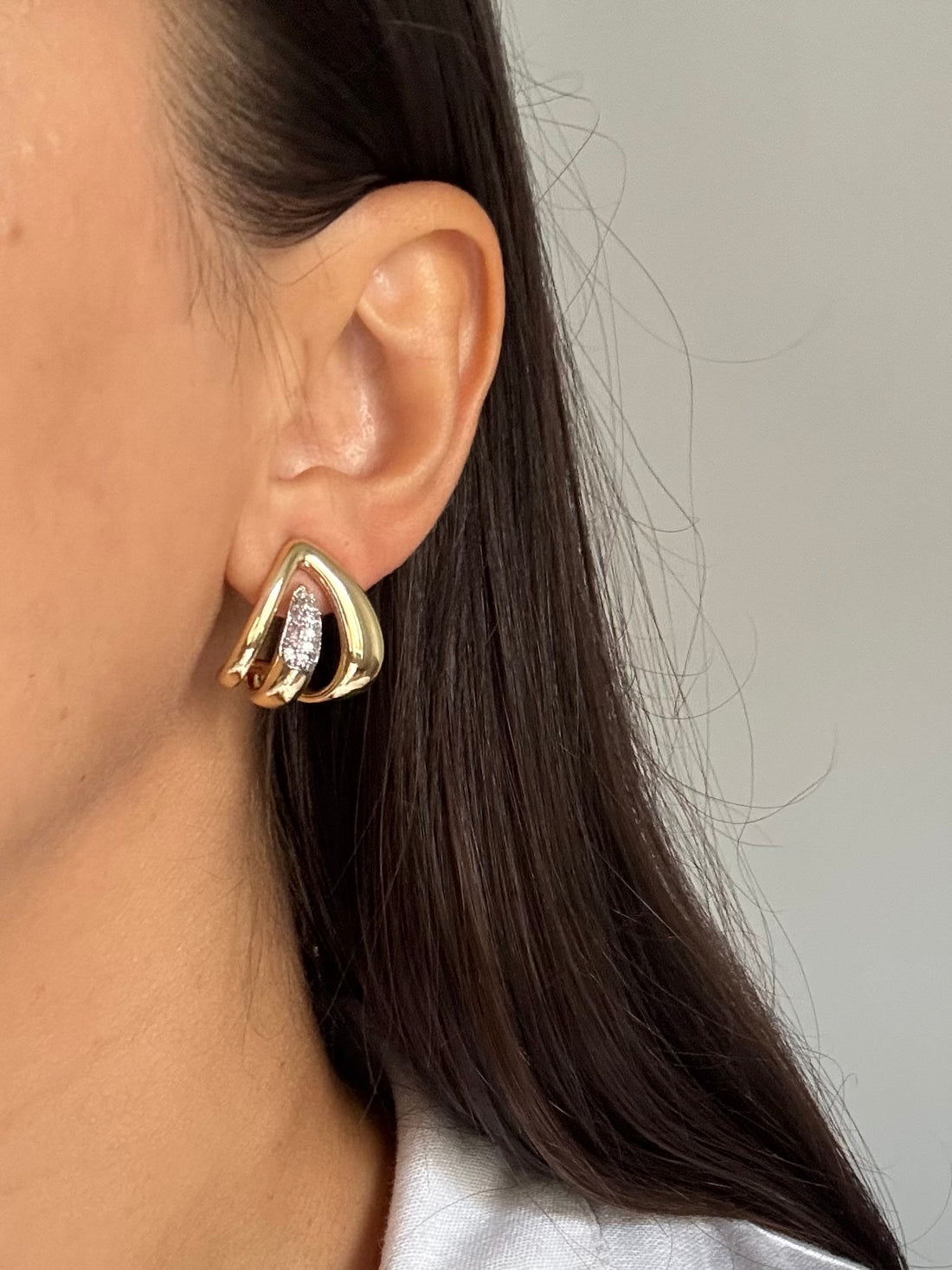 ELYE TAŞ DETAYLI GOLD KÜPE
