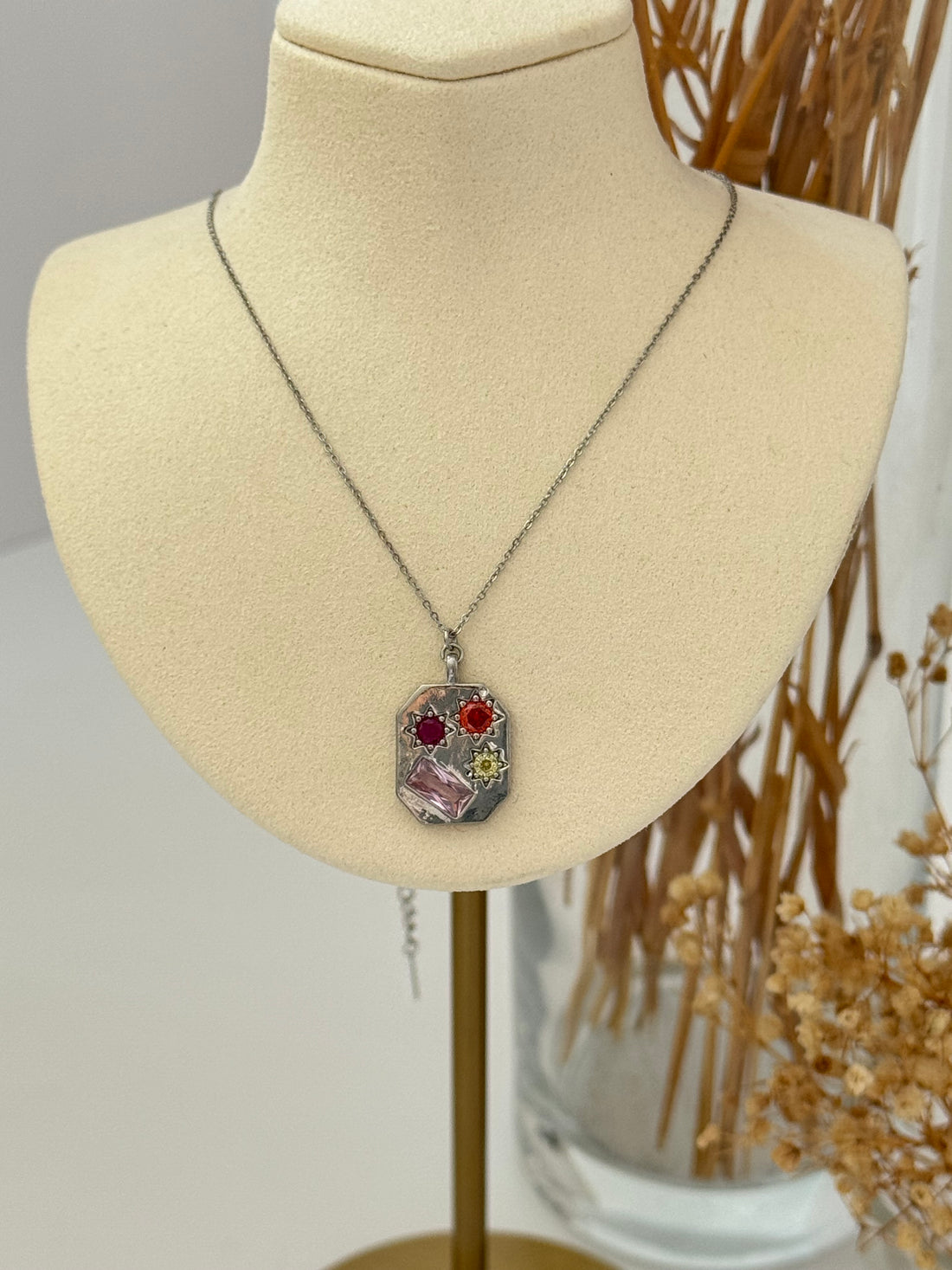 RENKLİ TAŞLI SİLVER ÇELİK PLAKA KOLYE