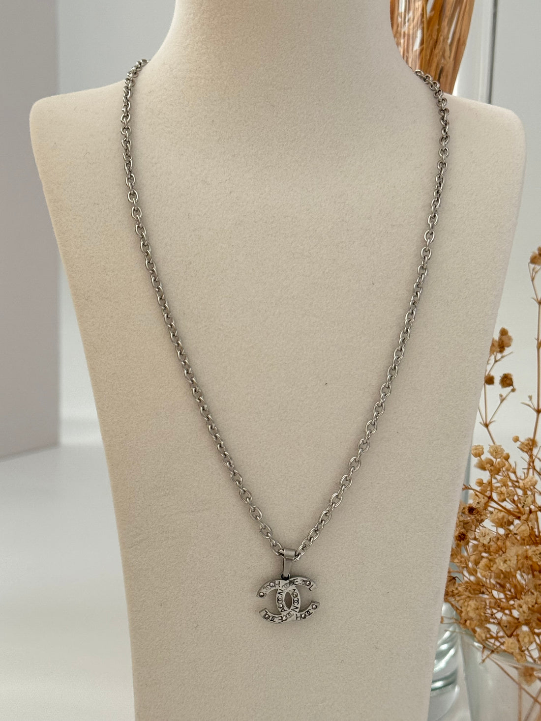 TAŞ DETAYLI MARKA MODEL SİLVER ÇELİK KOLYE