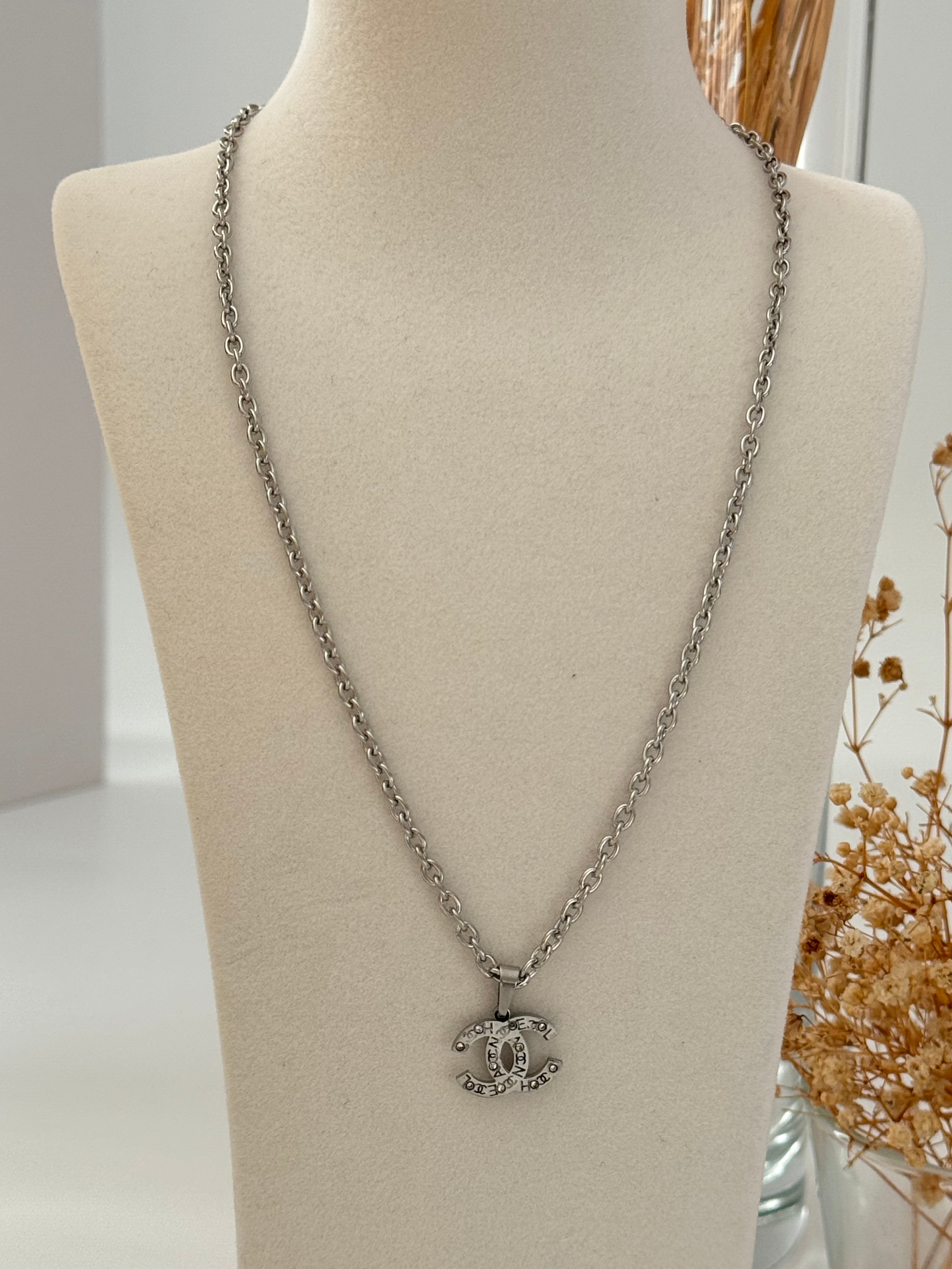 TAŞ DETAYLI MARKA MODEL SİLVER ÇELİK KOLYE