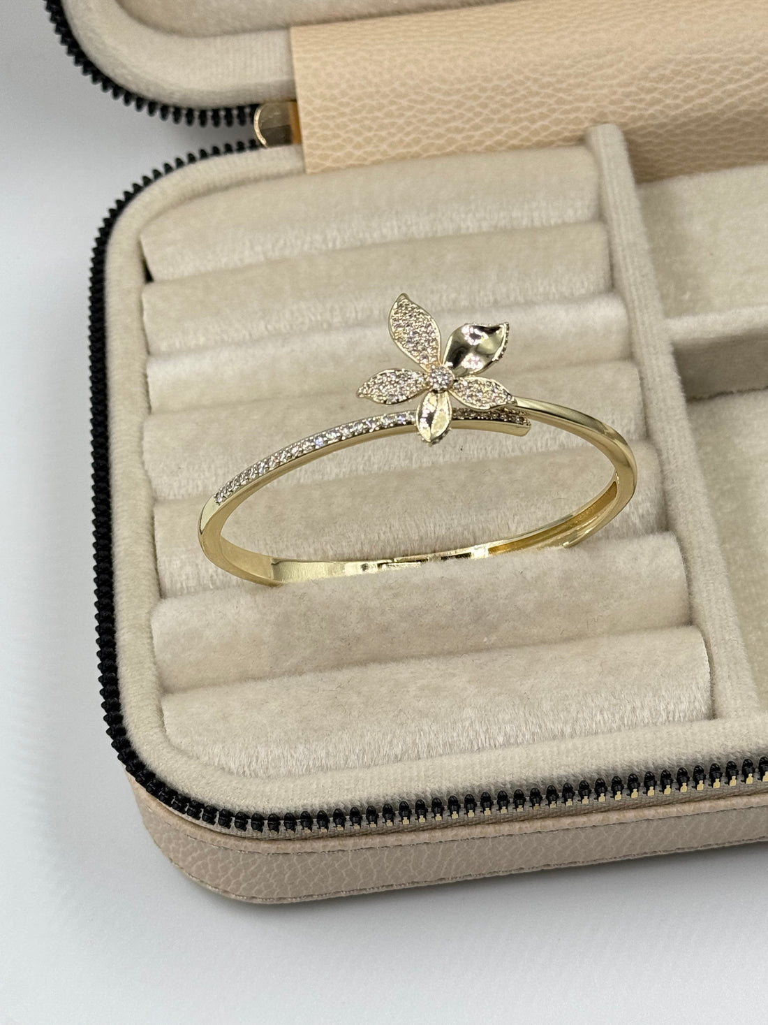 İTHAL ÇİÇEK DETAYLI GOLD KELEPÇE BİLEZİK