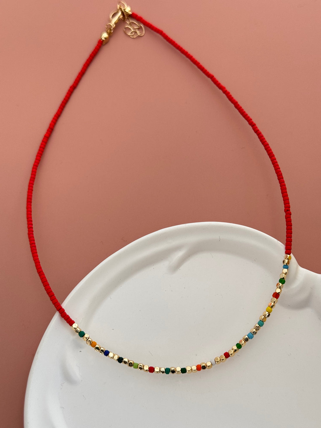 OREA ALTIN KAPLAMA KÜP DETAYLI KIRMIZI BONCUK KOLYE