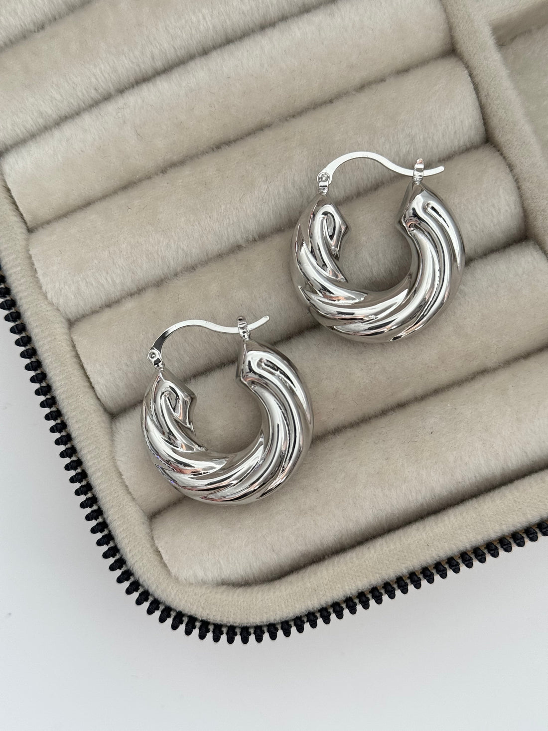 İTHAL BALON DALGALI SİLVER HALKA KÜPE