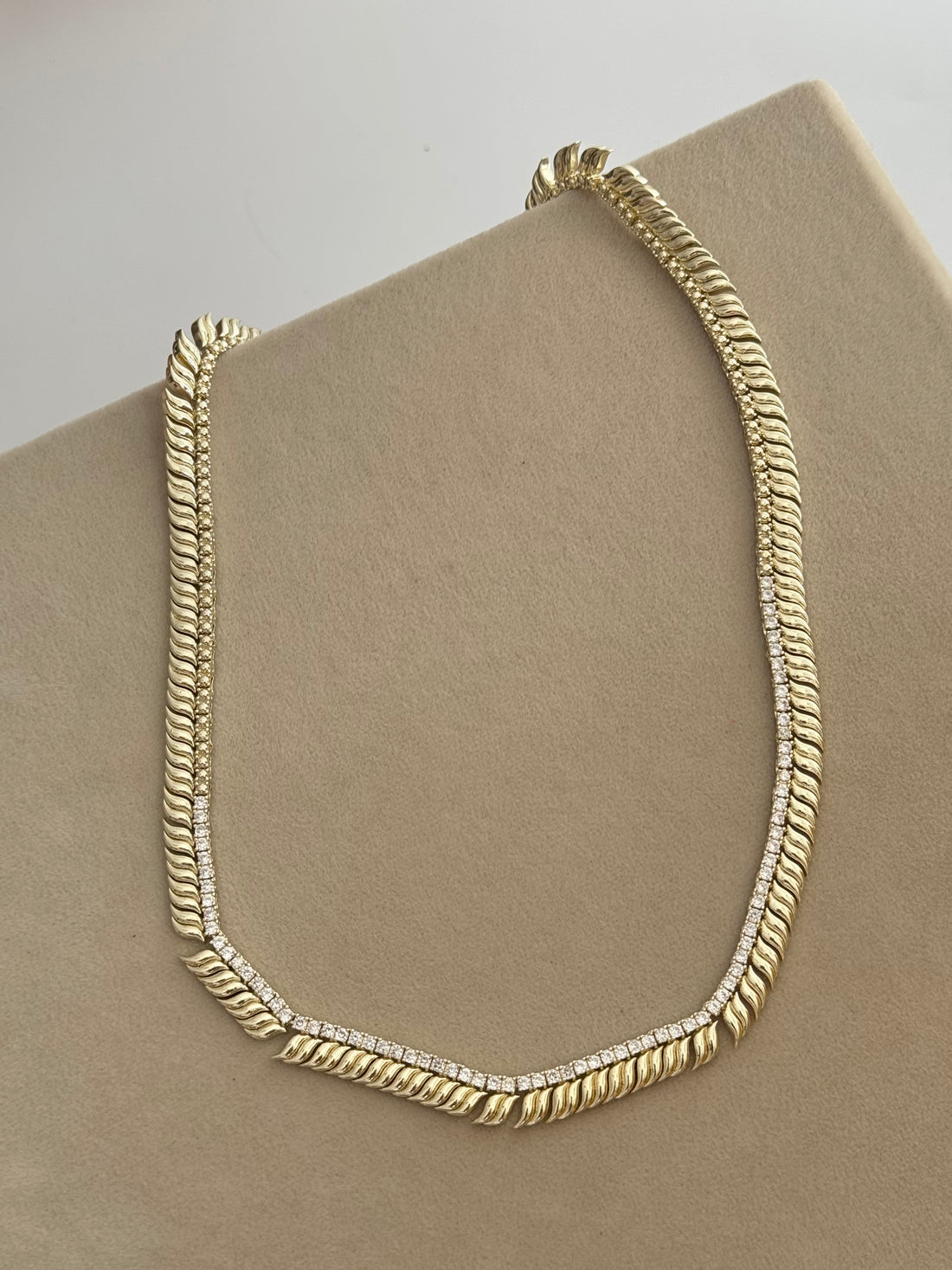 İTHAL TAŞ DETAYLI GOLD KOLYE