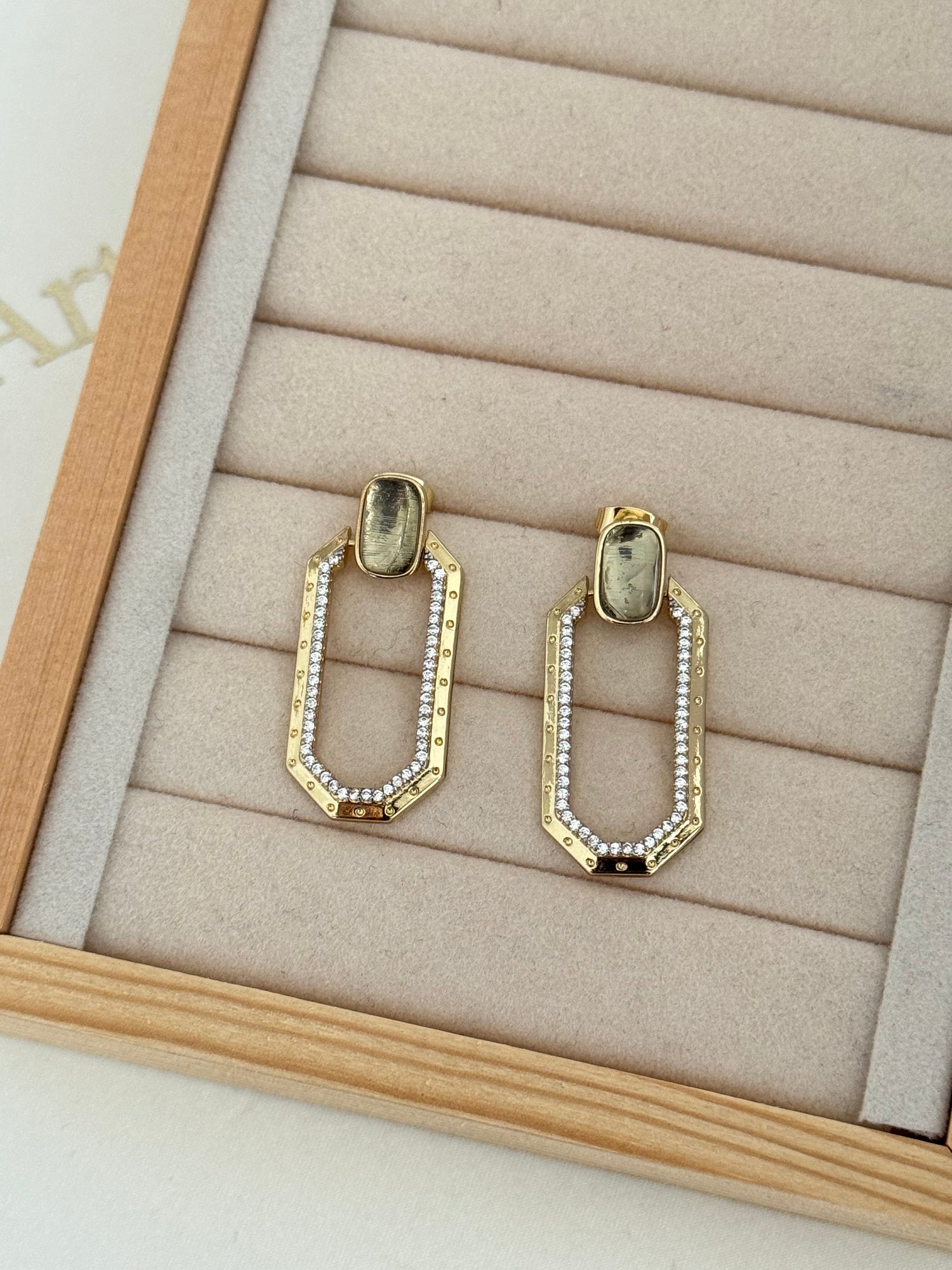 SORAYA YEŞİL TAŞLI HALKA DETAYLI GOLD KÜPE
