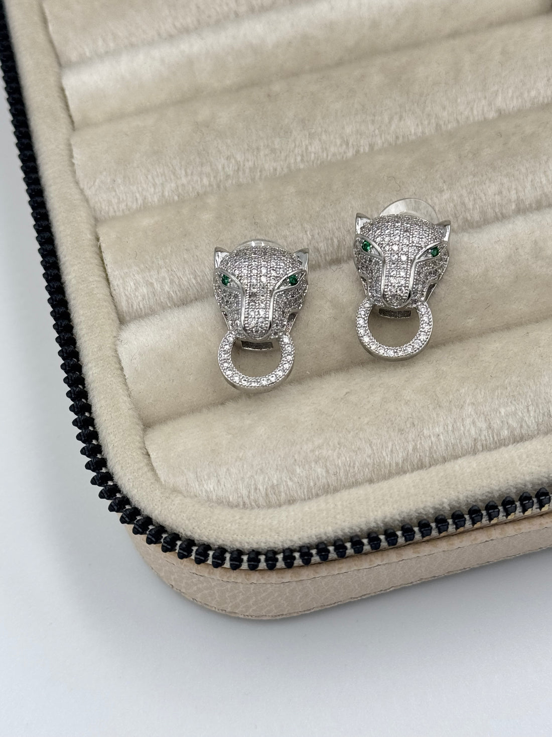 İTHAL KAPLAN DETAYLI TAŞLI SİLVER KÜPE