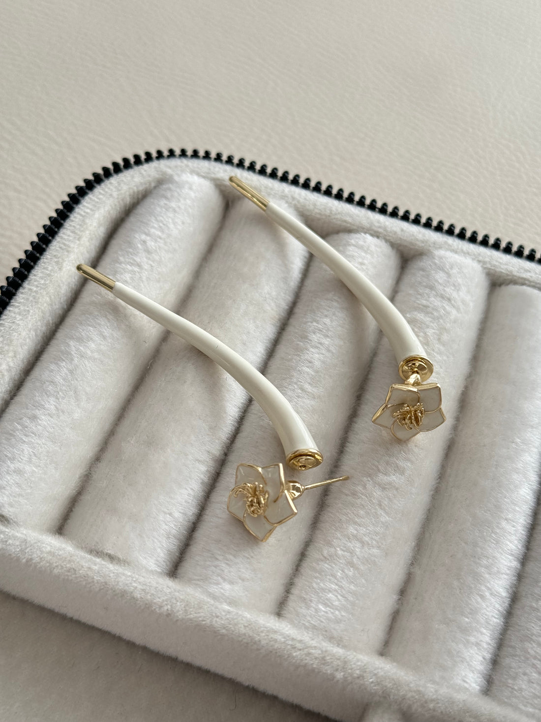 İTHAL BEYAZ MİNELİ ÇİÇEK DETAYLI MARKA MODEL GOLD KÜPE