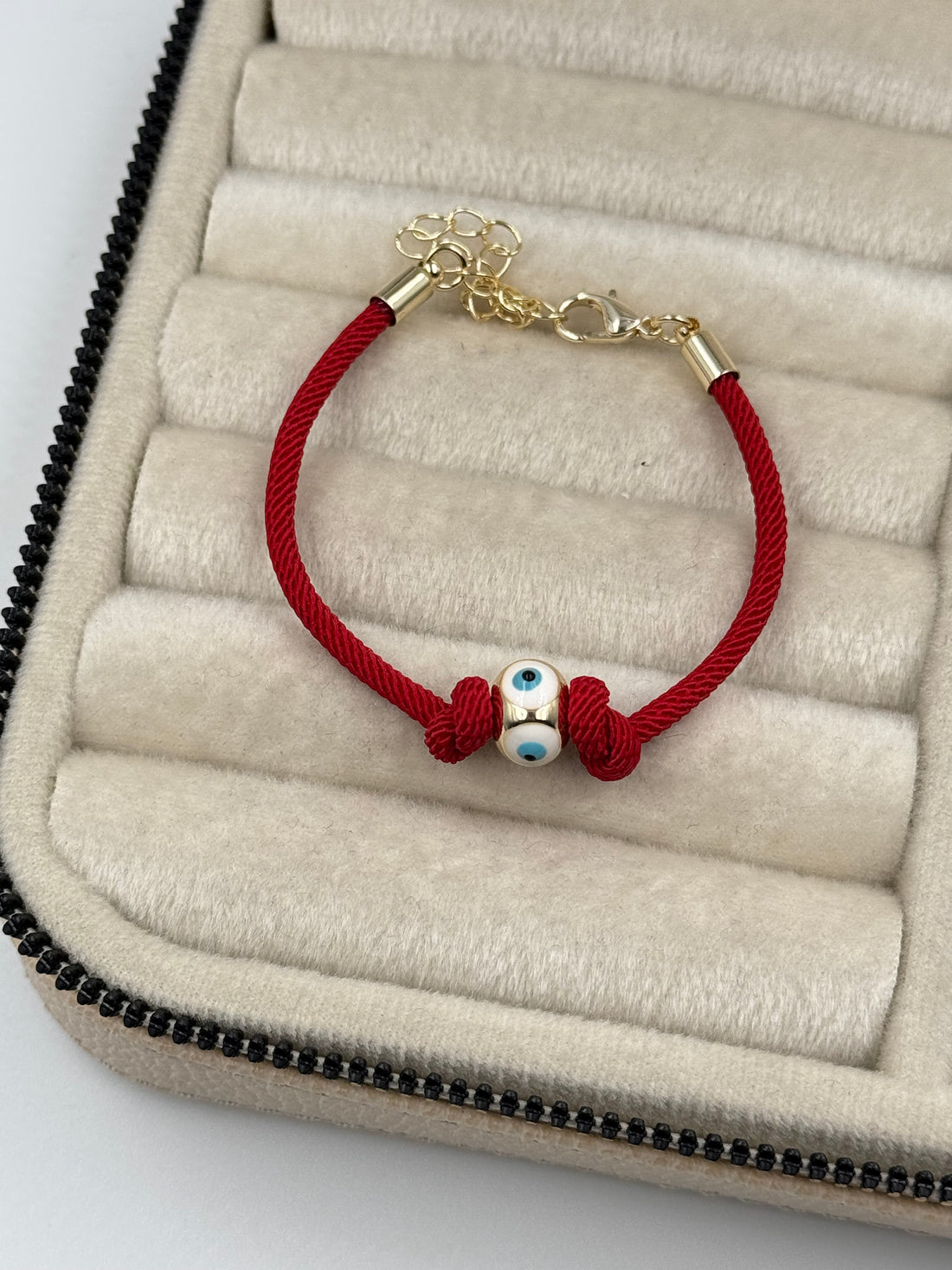 İTHAL NAZAR BONCUK DETAYLI KIRMIZI İPLİ BİLEKLİK