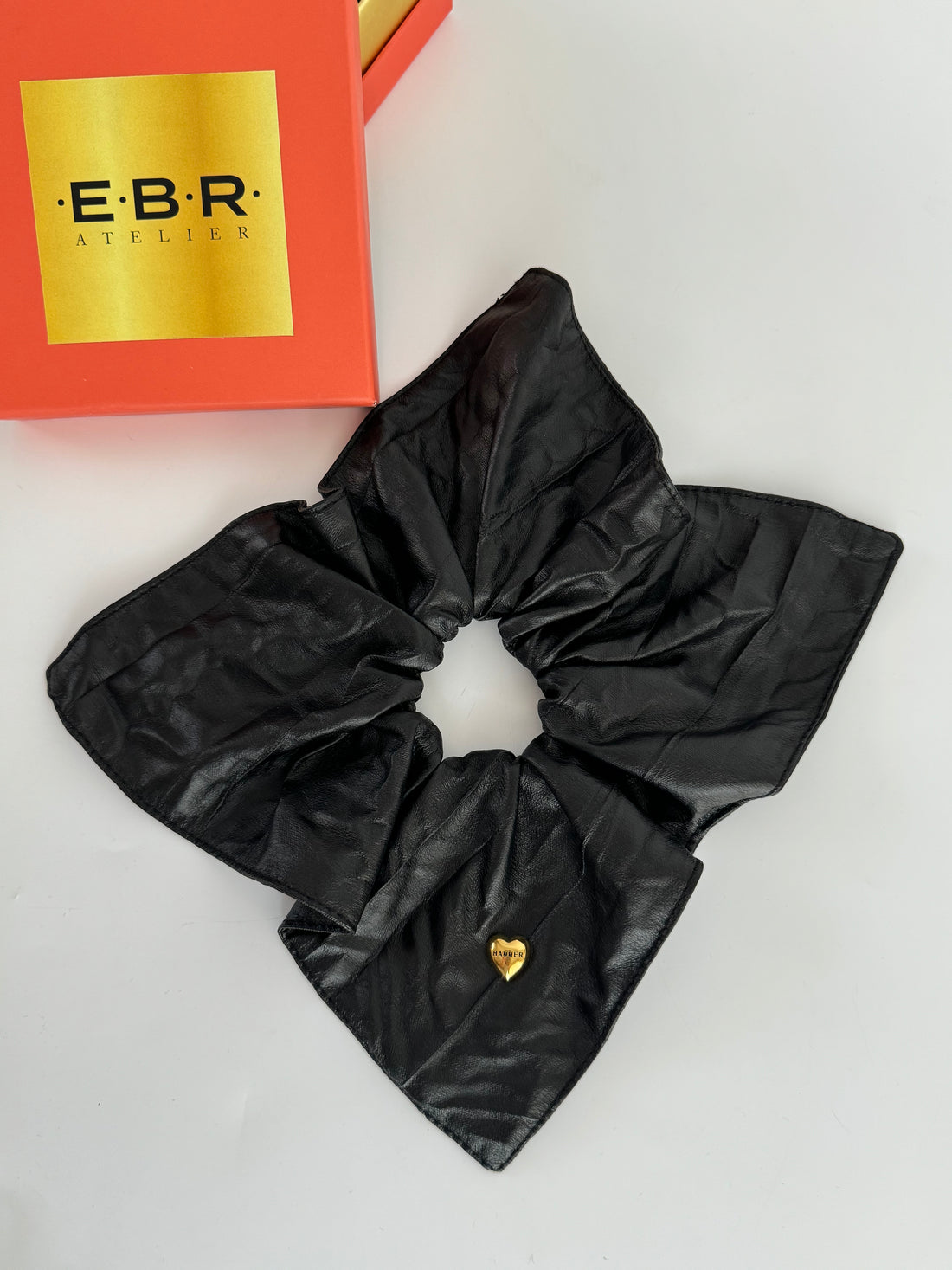 İTHAL DERİ GÖRÜNÜMLÜ KARE FORM SİYAH LASTİK TOKA