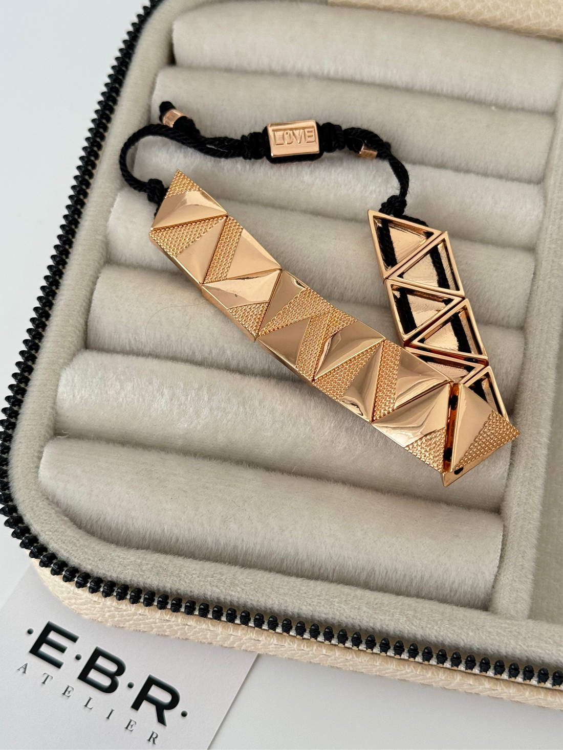 İTHAL ÜÇGEN DETAYLI GOLD SİYAH İPLİ BİLEKLİK