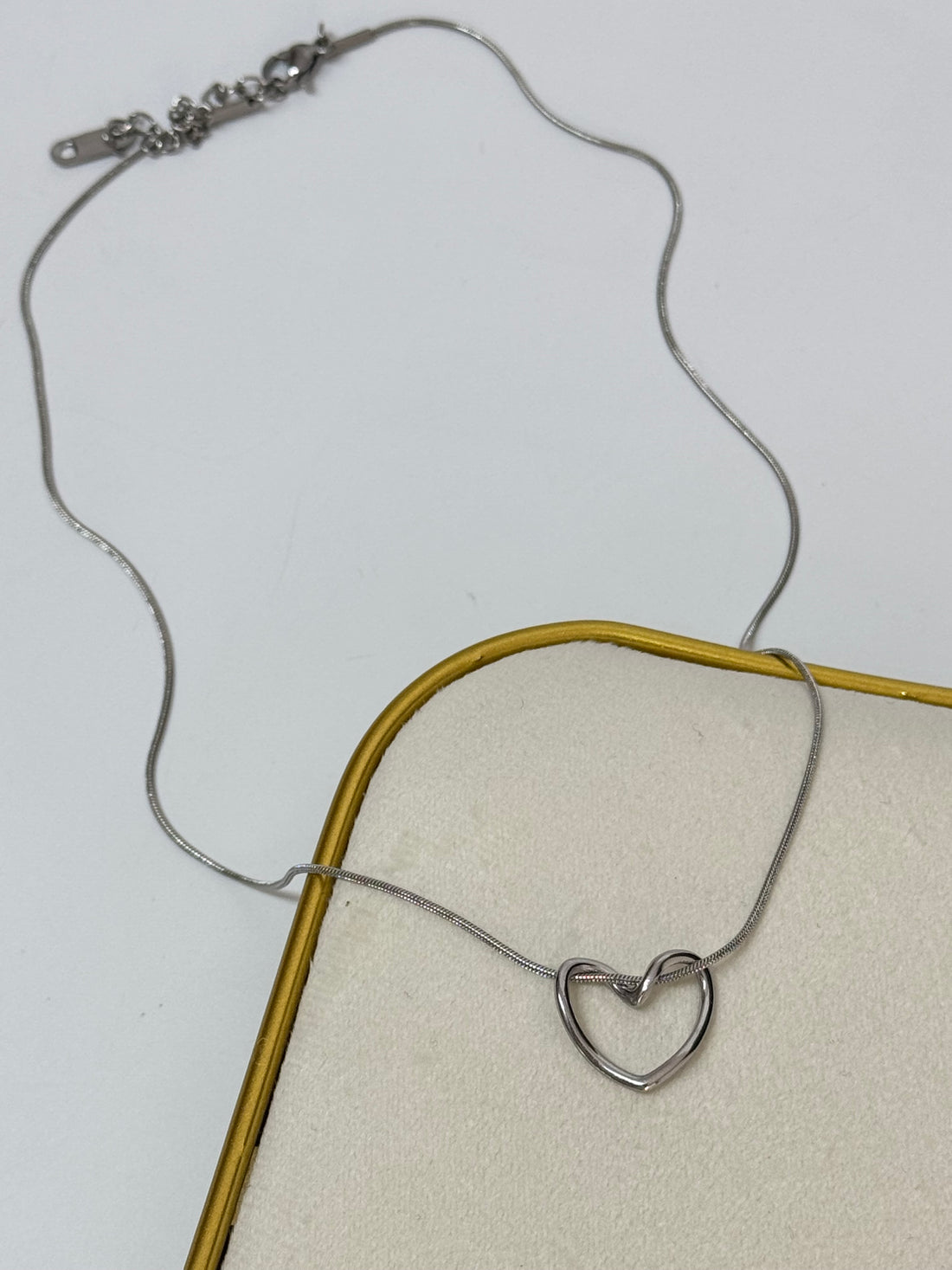 KALP DETAYLI SİLVER ÇELİK KOLYE