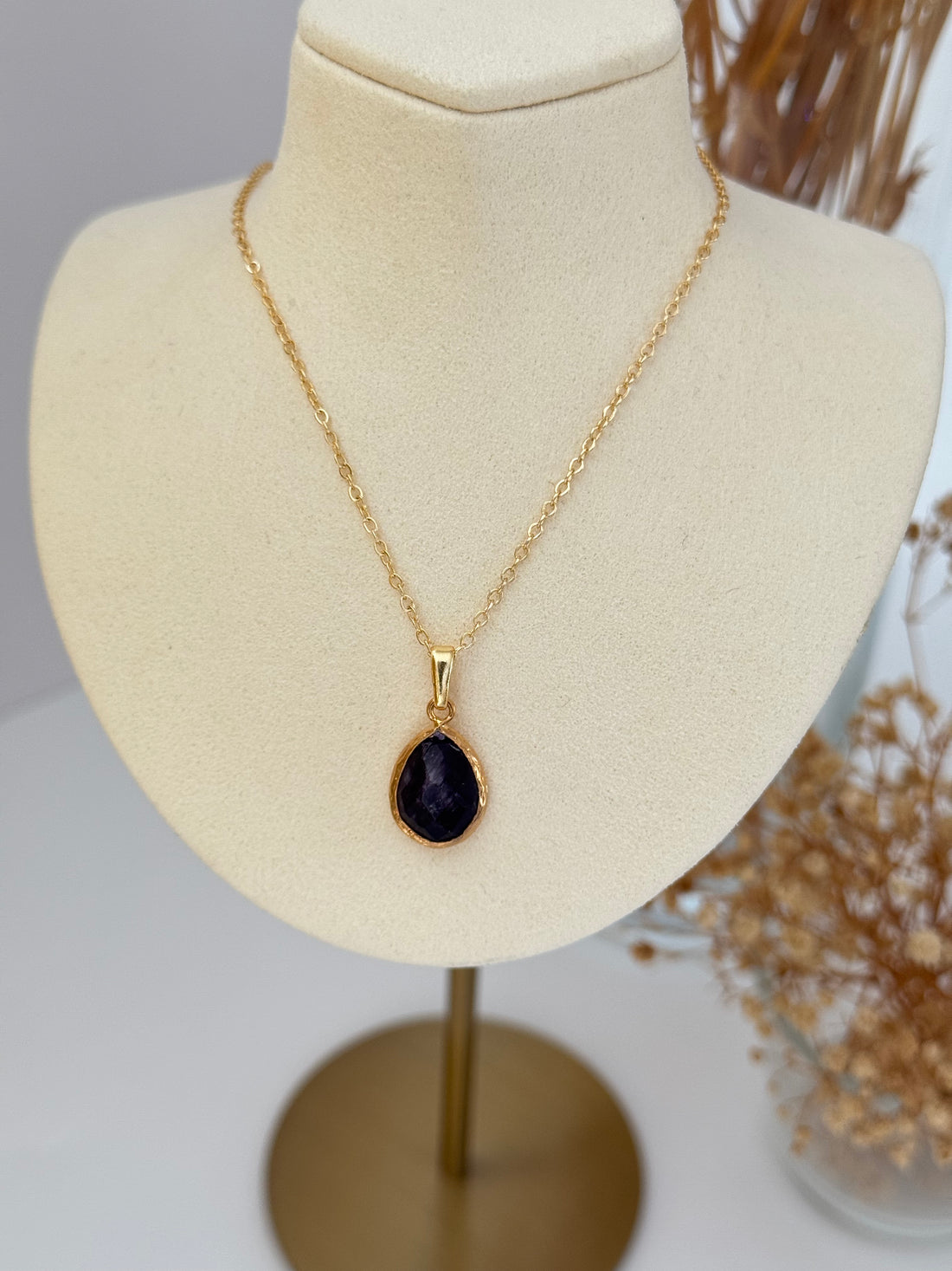 MOR DOĞAL TAŞLI ALTIN KAPLAMA KOLYE