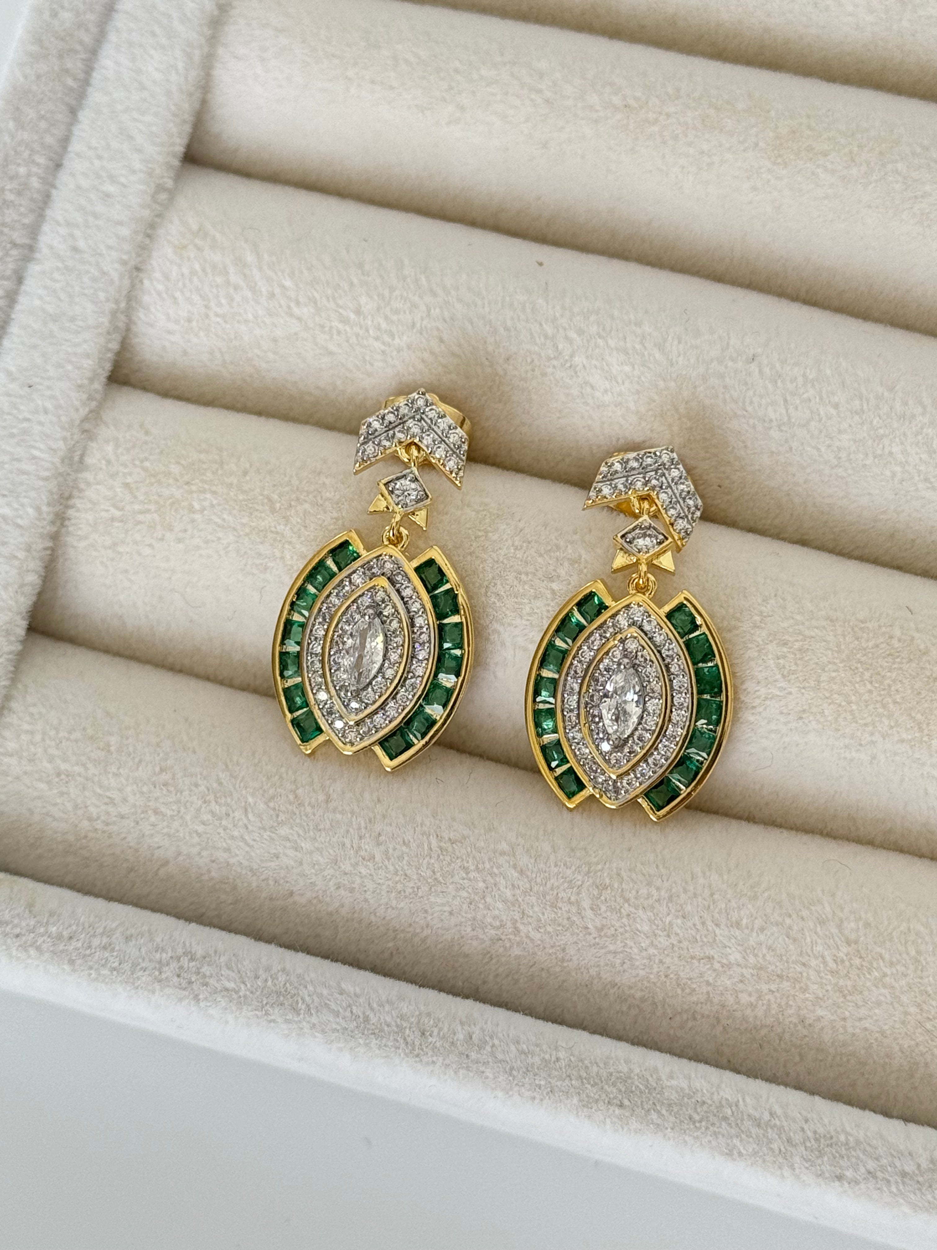 ARİAX YEŞİL TAŞLI ÜÇGEN DETAYLI GOLD KÜPE