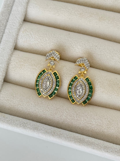 ARİAX YEŞİL TAŞLI ÜÇGEN DETAYLI GOLD KÜPE